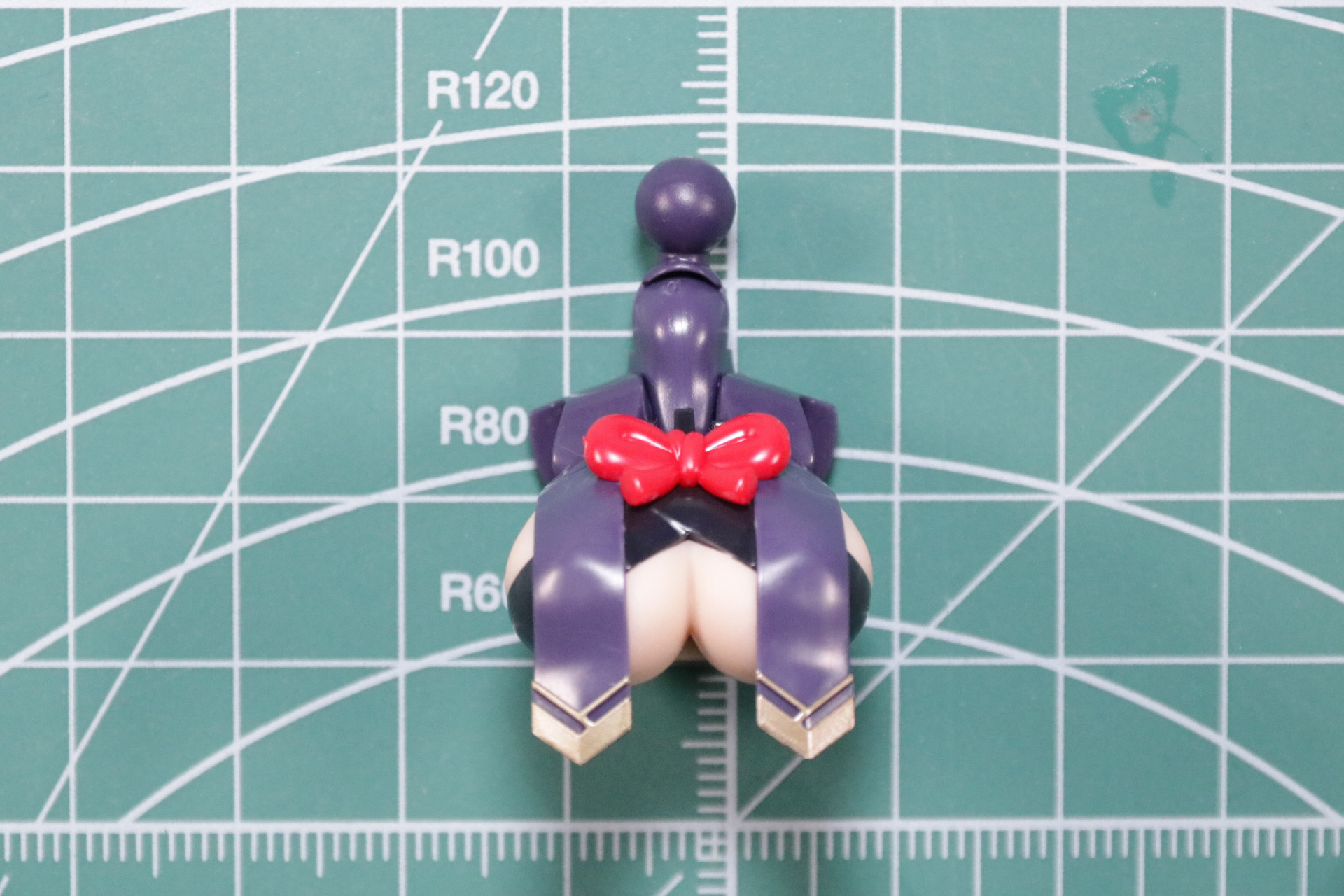 細かなパーツで構成。塗装済みパーツがありつつも、細かい色分けがされている