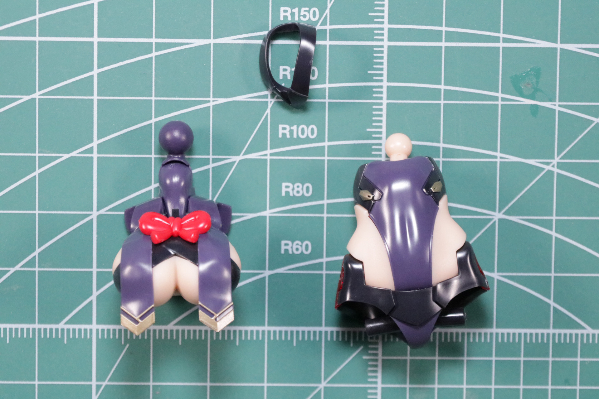 胸部と首元のパーツを合わせて胴体が完成する