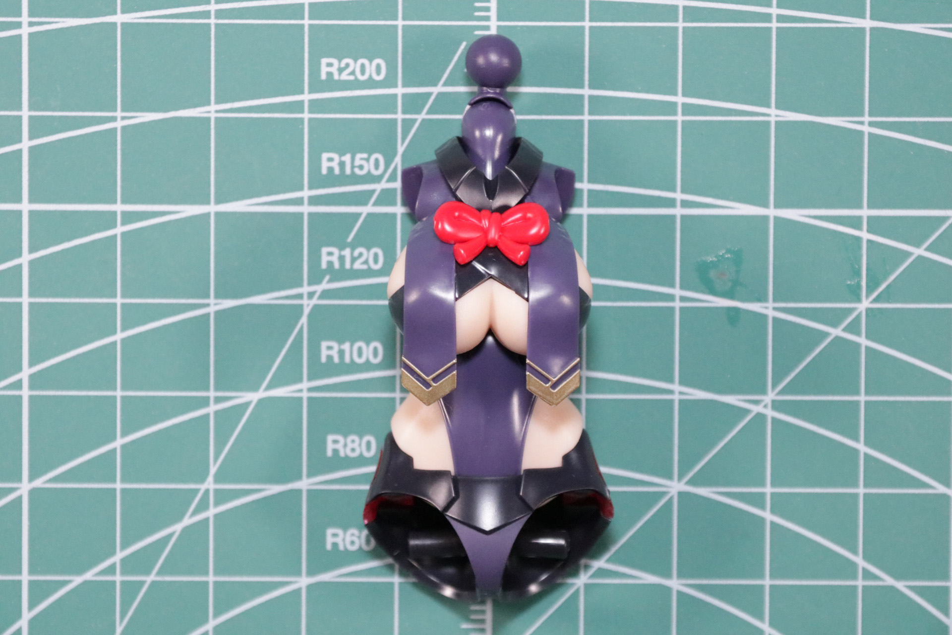 胸部と首元のパーツを合わせて胴体が完成する