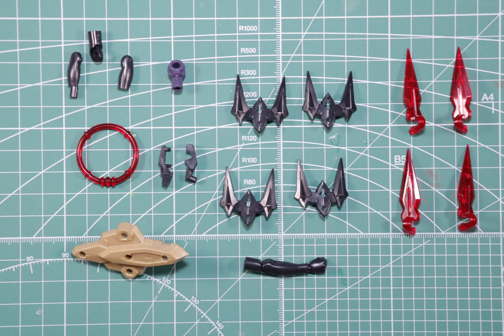 ゴールドの成型色のシールドと円盤型の武装「レガリア［剣］」の複合武装