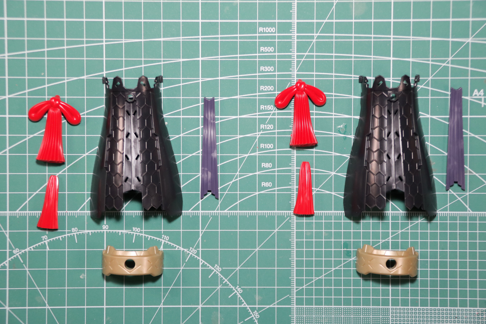 大きめのケープにしめ縄パーツなどを加えて、ボリューム満点の造形に