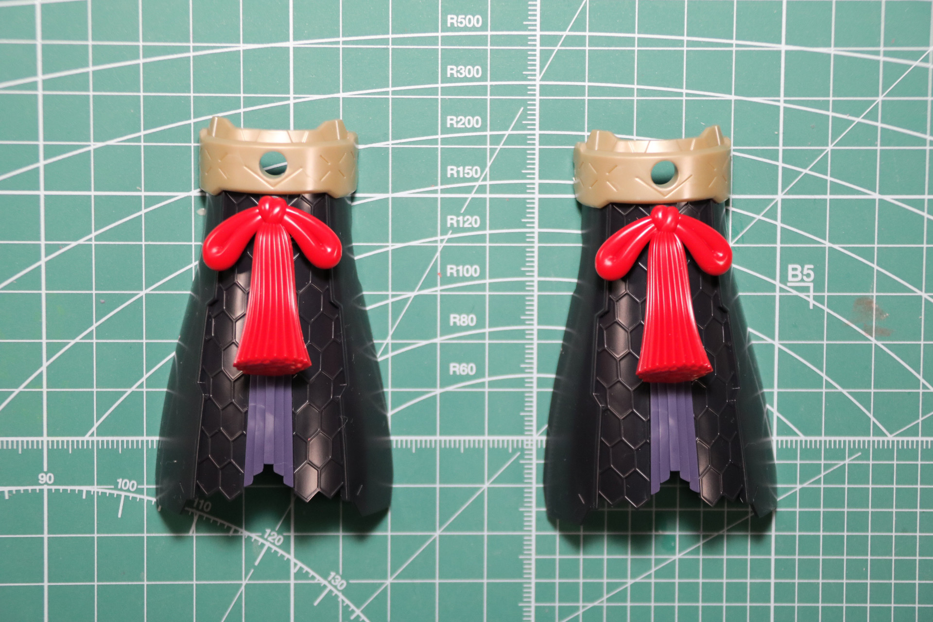 大きめのケープにしめ縄パーツなどを加えて、ボリューム満点の造形に