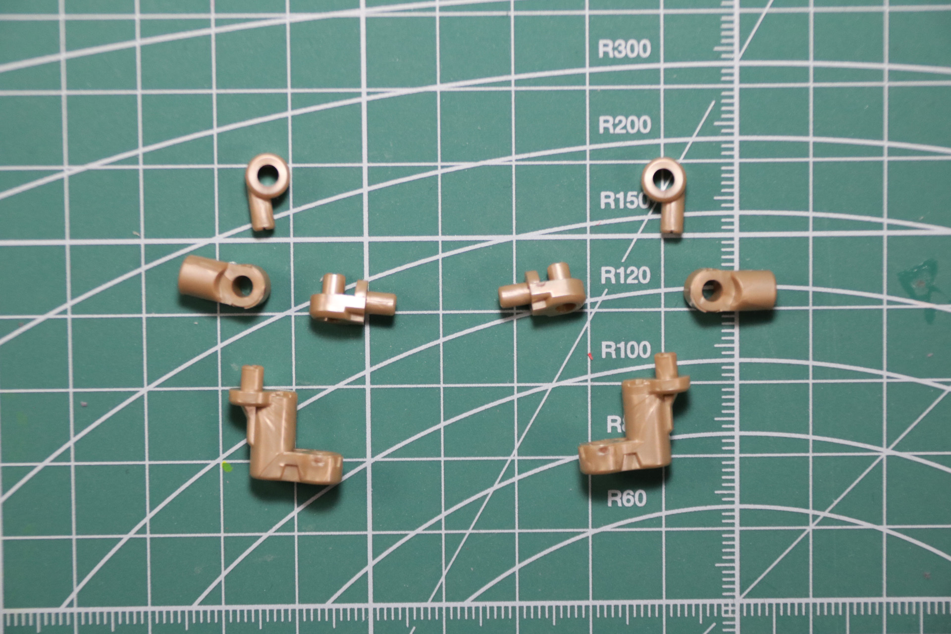 複数の可動部を備えた接続パーツ