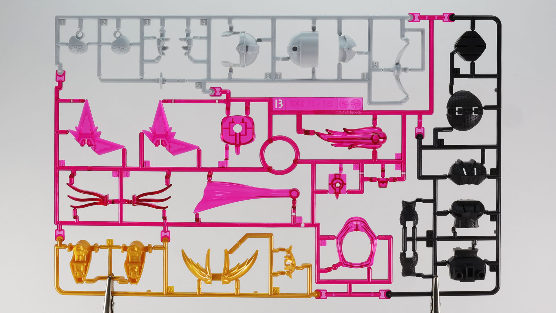 B:多数のクリアーパーツで構成される装飾パーツ群