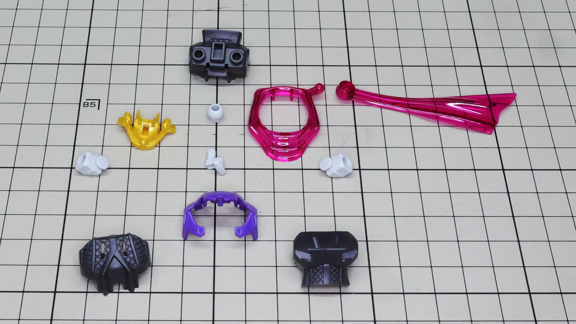 肩は回転可動、忍者装束の頭巾を首に巻いた状態になっているクリアーパーツが特徴です