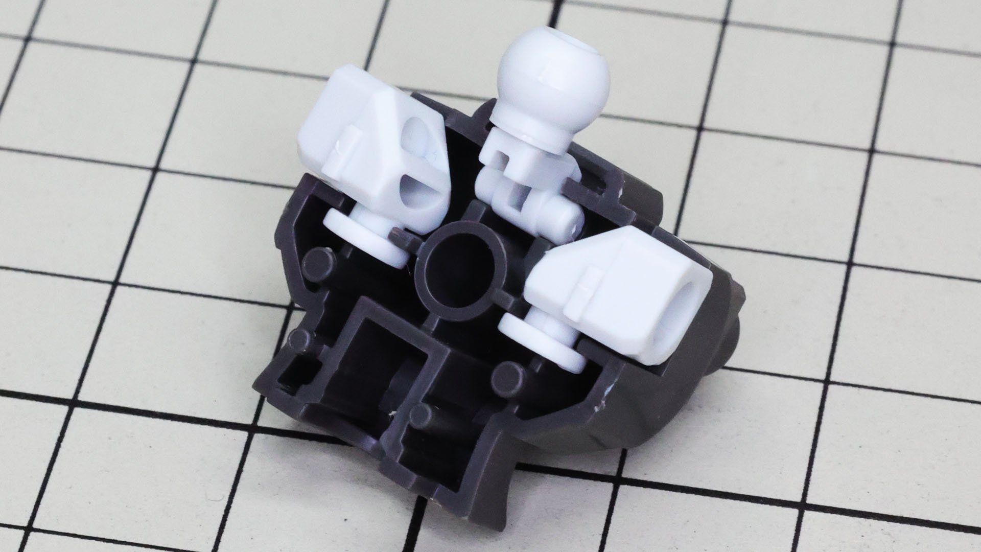 肩関節は前後回転軸を持っています。小さいボディなのに可能な限り機構が詰め込まれています