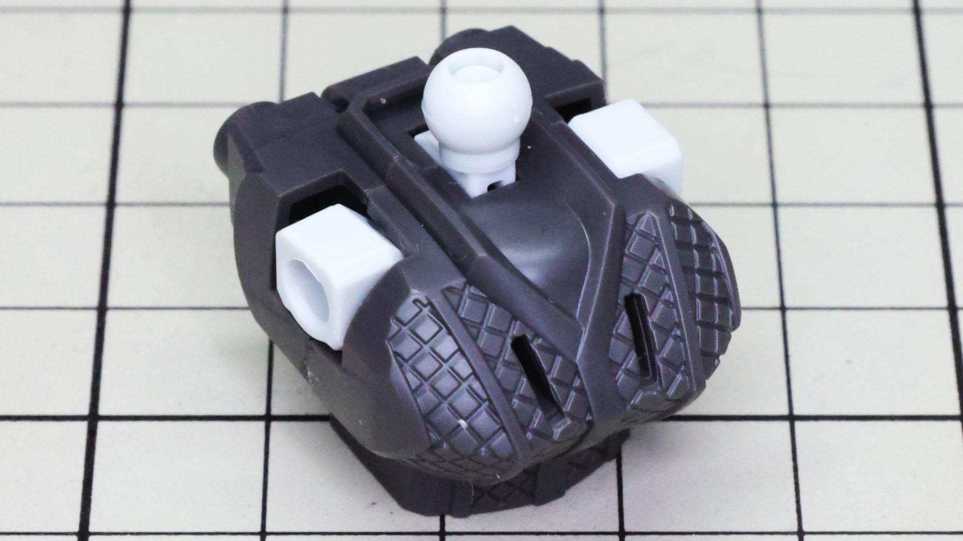 忍者が内側に着る鎖帷子（くさりかたびら）のようなディテールを内側に持っています