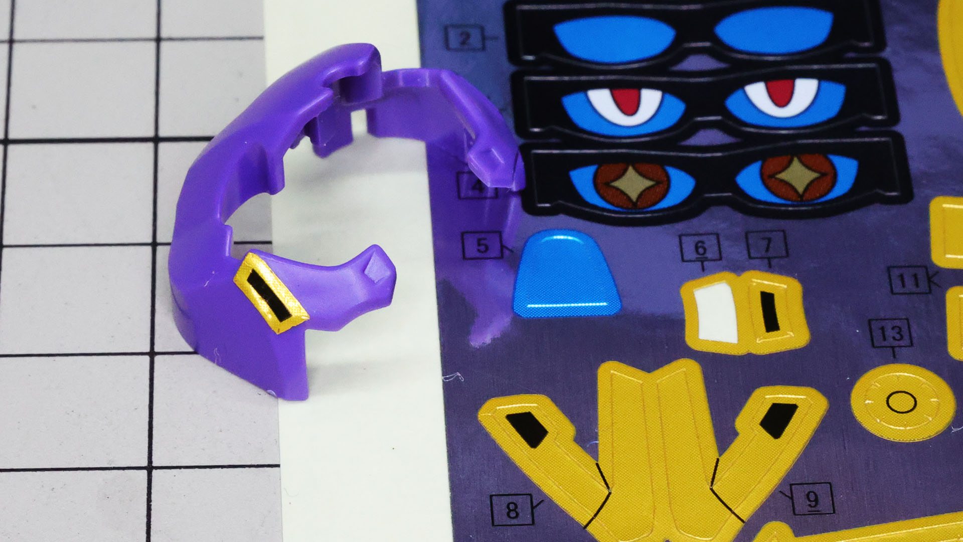 ガンダムF91の胸部に当たる部分にはシールで別パーツディテールを与えています