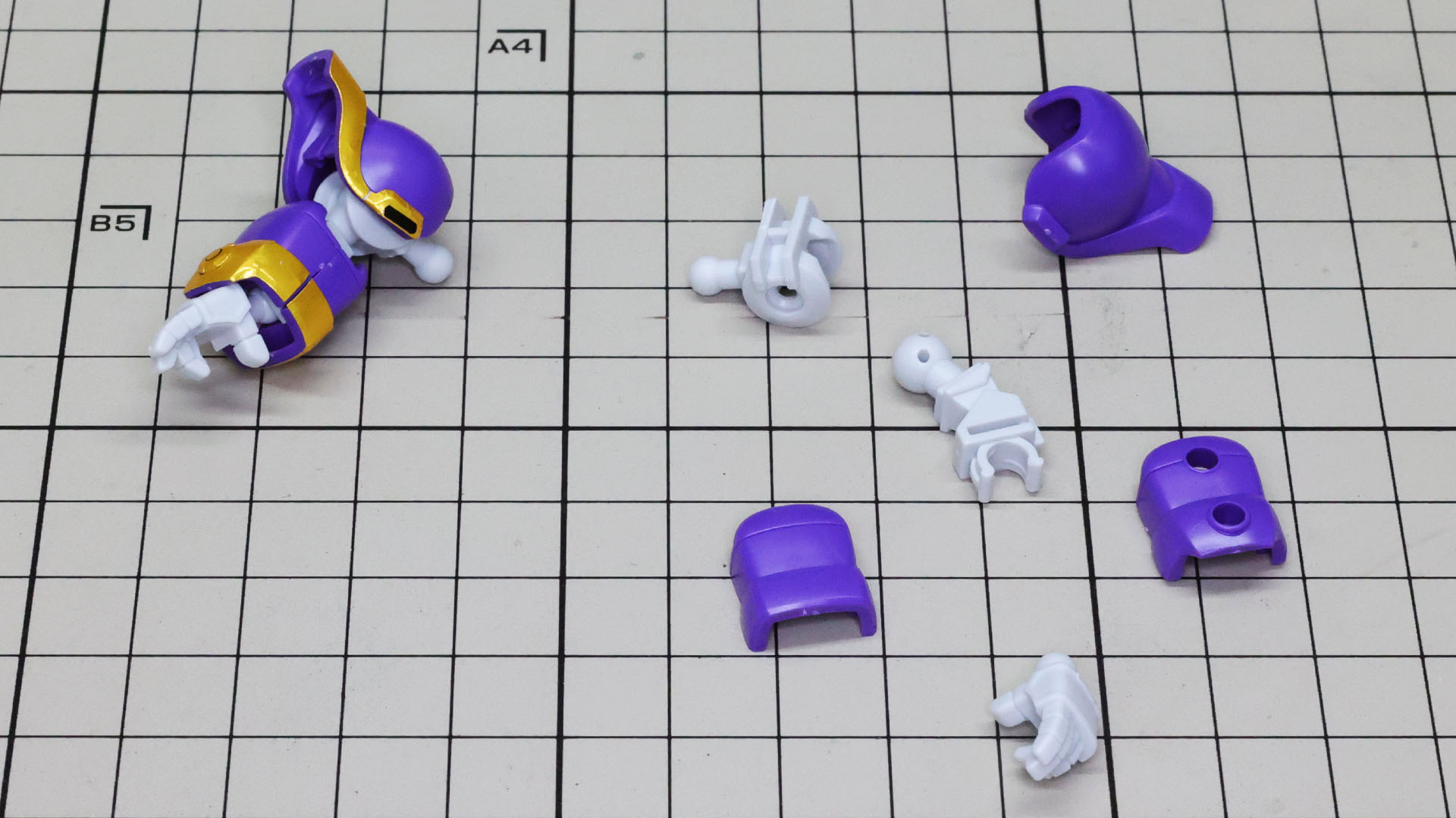 SDフレームでは肘関節が固定されていますがそのぶん作りやすくもあります。左の前腕には装備等を接続するための軸穴が開いています