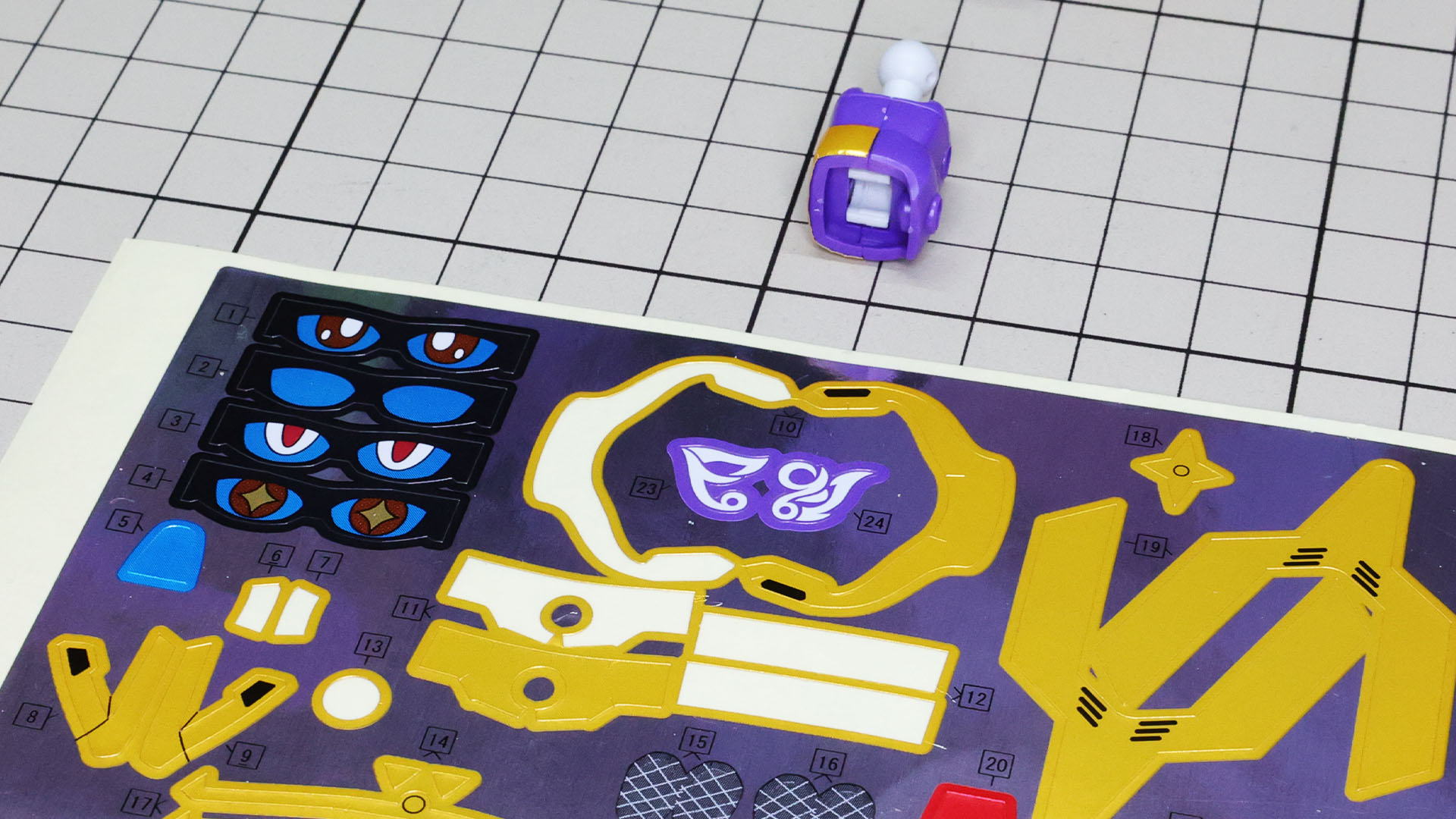 前腕袖口にはカラーリング再現のシールを貼り付けします