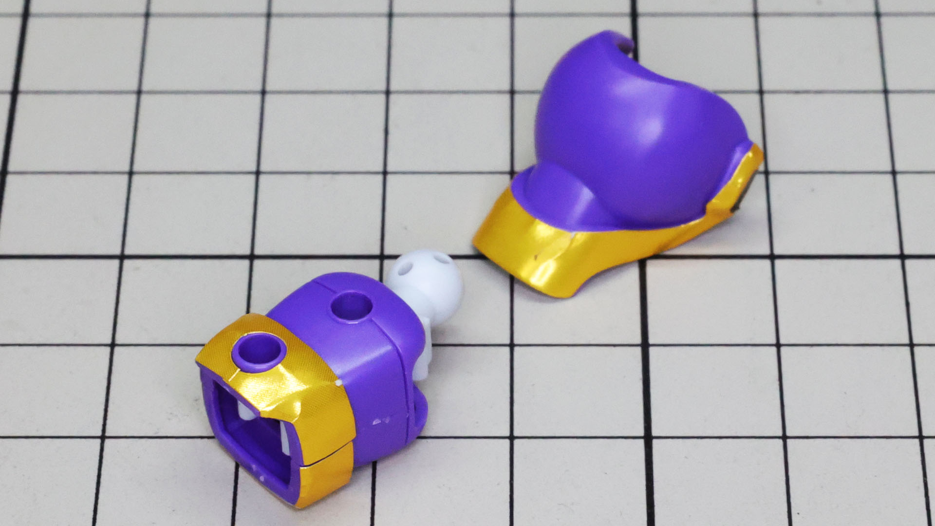 さらに肩口にもシールを貼ります