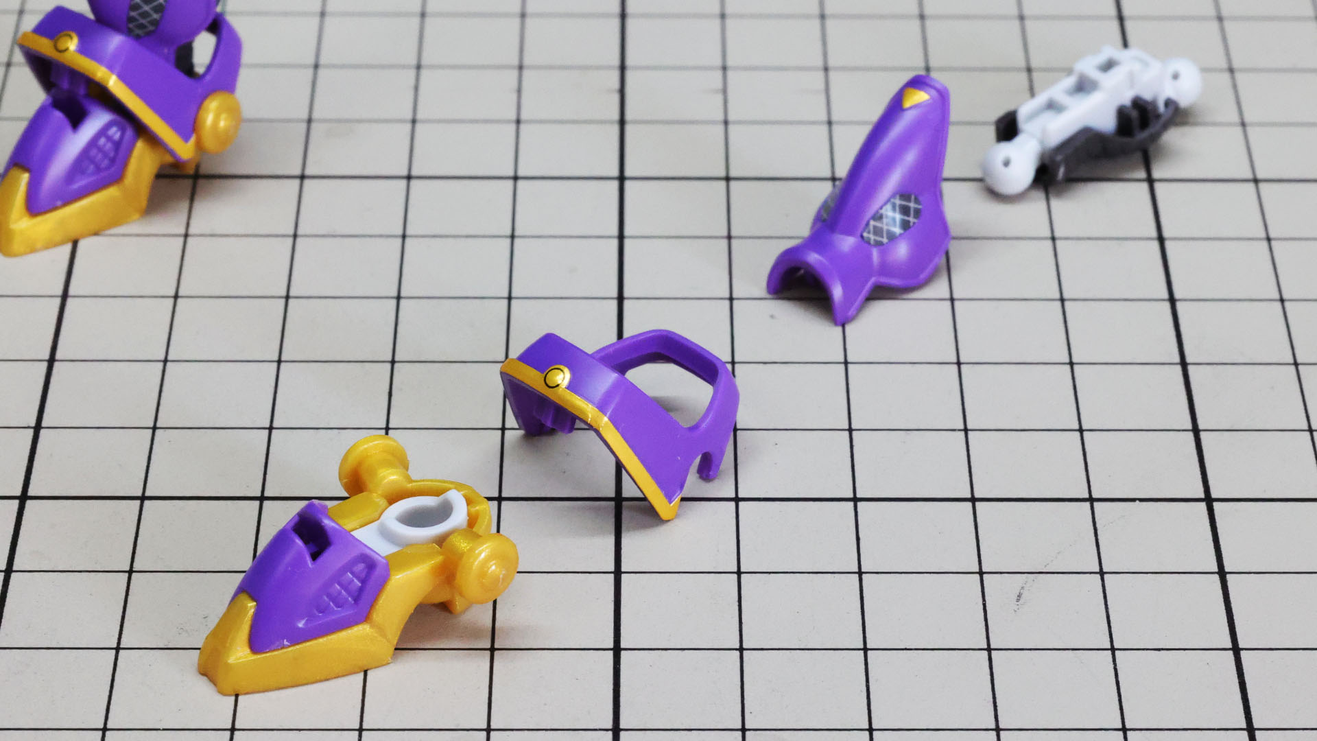 アンクルアーマー前部にカラーシールを貼り付けますが、膝アーマーにはないので気になる場合は塗装で実現する必要があります