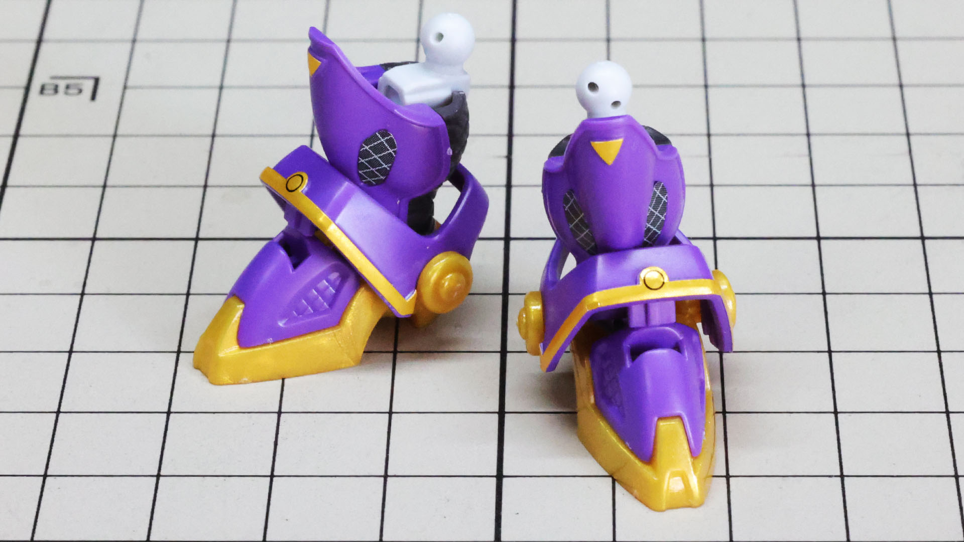 膝アーマー下部脇にあるダクトはシール再現で表現力が上がっています