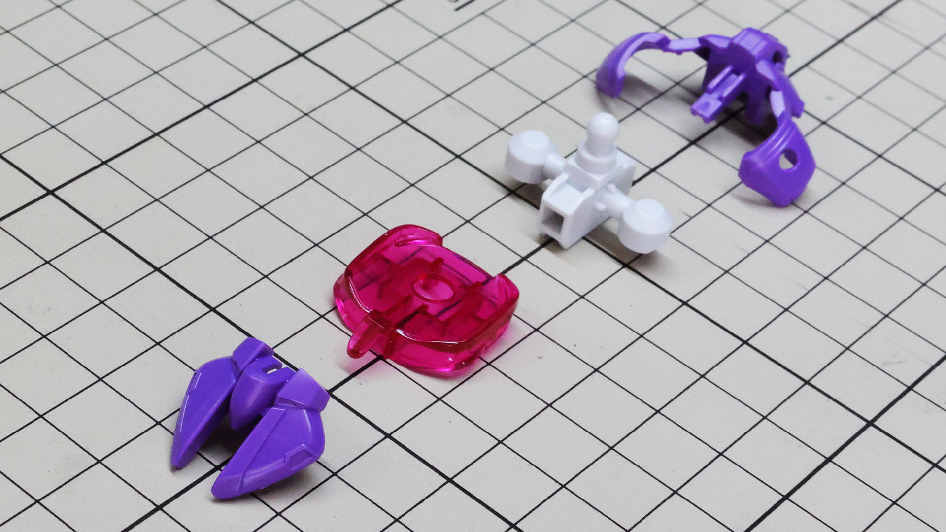 たったの4パーツで構成される腰部は組み立てもかんたん！ しかしその構造はよく練りこまれている設計を感じられます