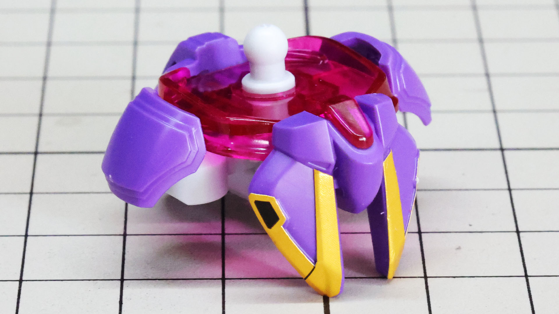 コアとなる関節部を前後から装甲パーツで挟んで腰巻的なクリアーパーツで上からロックするイメージです