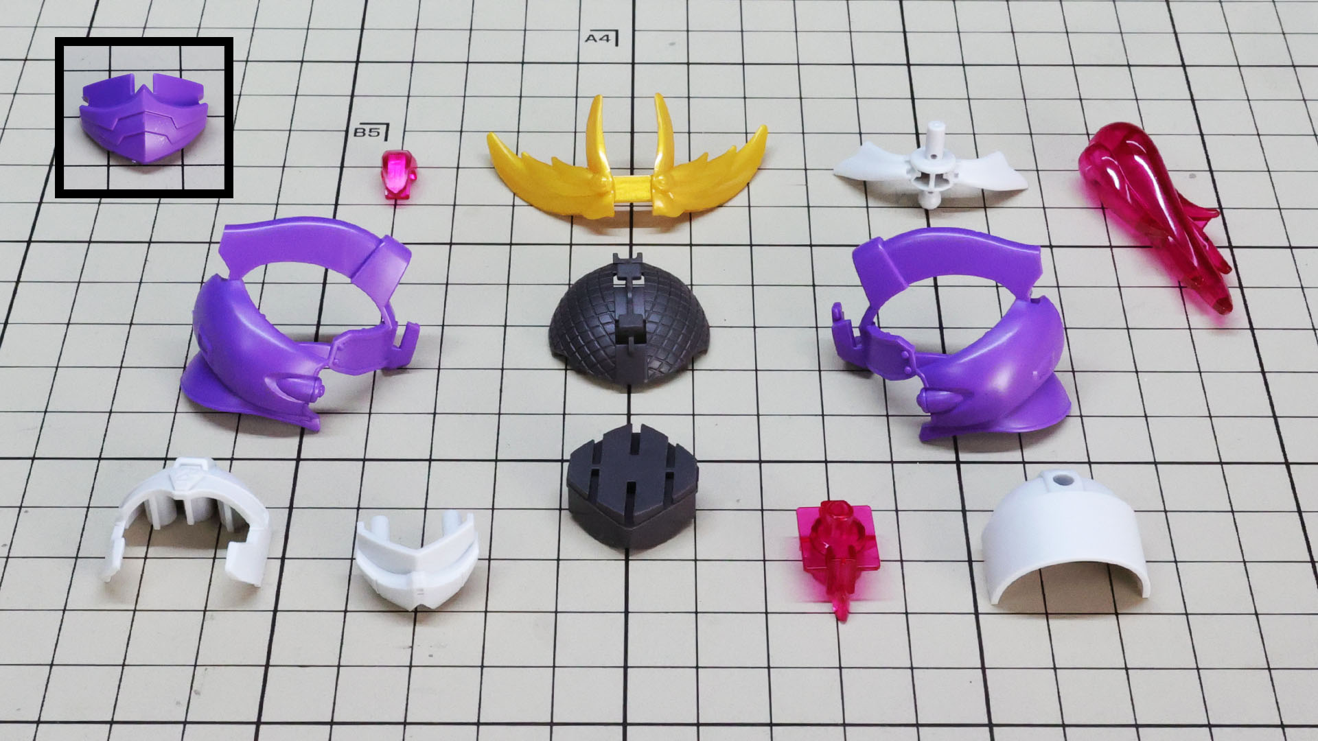 ガンダムF91をイメージさせるヘルメットとゴールドの角、後頭部にある髷、4種類の中から2種類の表情がつけられる目など見どころがたくさんの頭部パーツ群