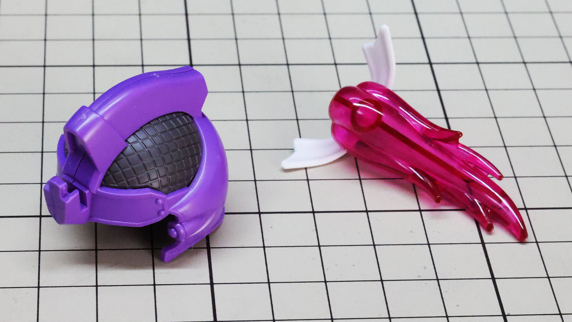 忍者をイメージさせる鎖帷子を内部に持ち、クリアーパーツで頭髪が表現されている