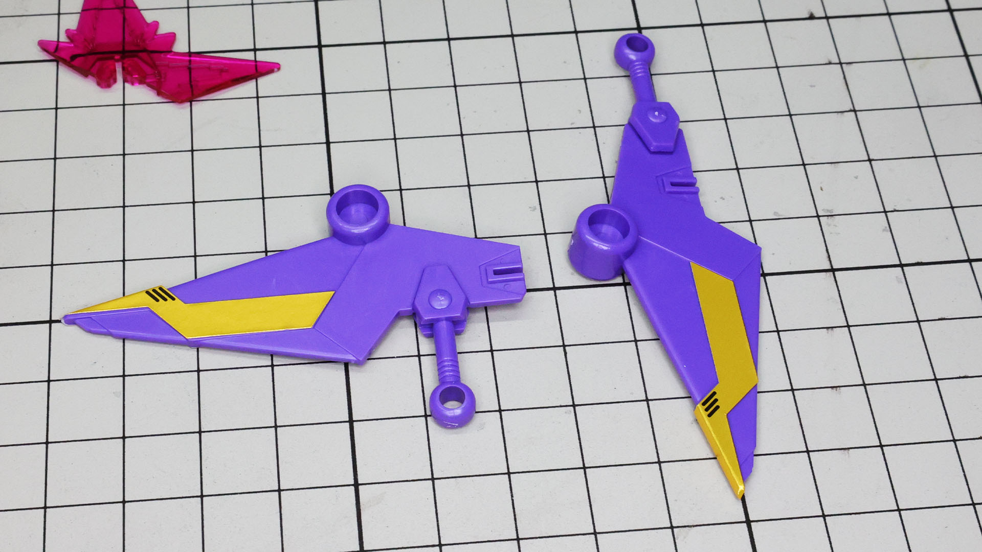 部捨羽亜大苦無・改（ヴェスバーダイクナイ・カイ）にシールを貼りこみます