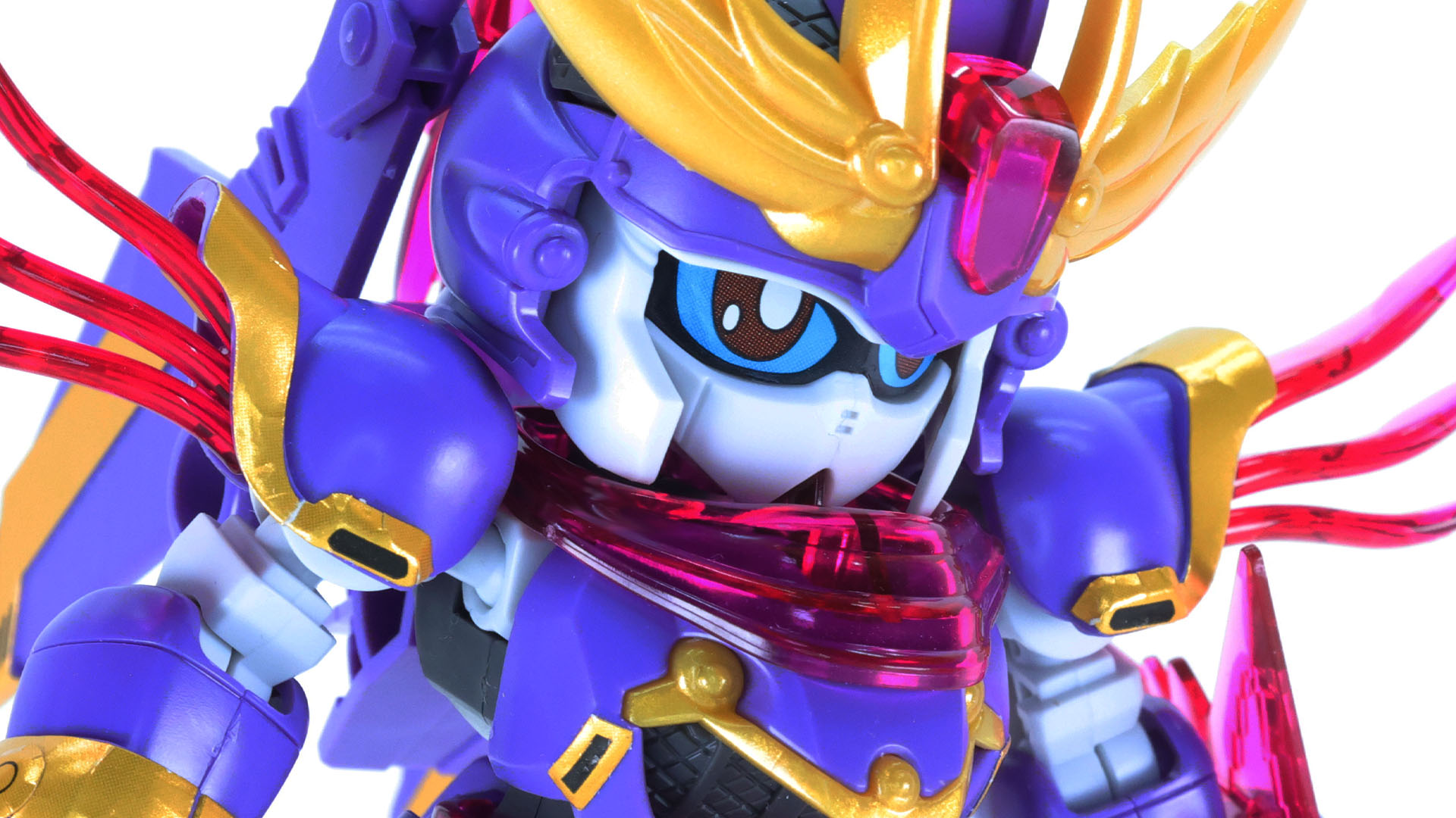 とてもいい表情の頭部、襟巻状になった頭巾のクリアーパーツがいいアクセントになっています