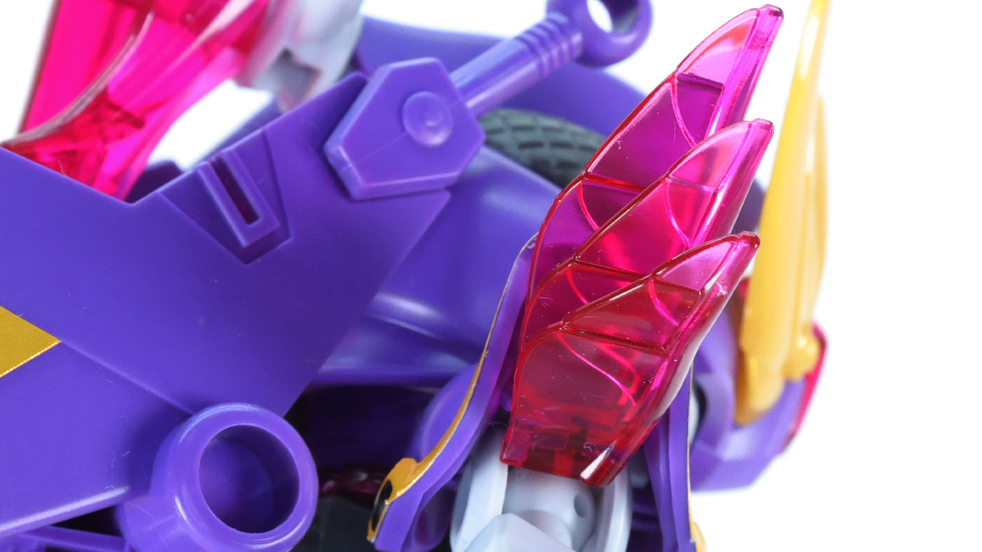 肩の3枚フィンもガンダムF91イメージ。最大出力モードで突撃する！