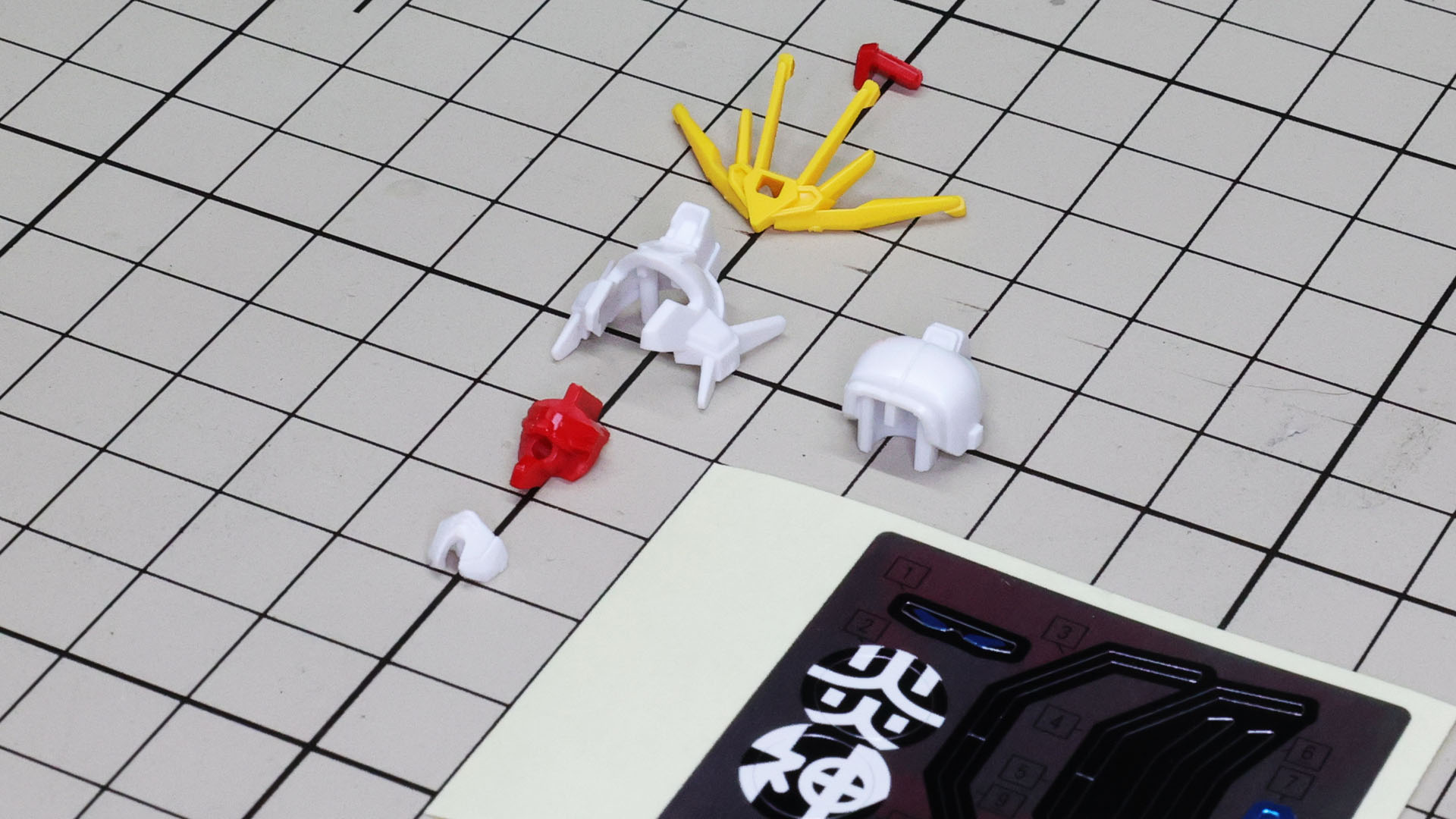 6パーツとシールで構成される頭部。額の赤いパーツも小さいので注意して組んでいきましょう