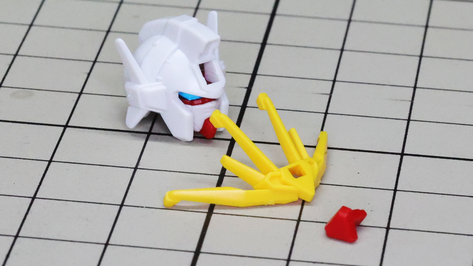 片側3本で全6本となるアンテナが迫力があります。額の赤いパーツは接続軸が長めで組みやすいですが、小さいパーツなので注意して組み立てます