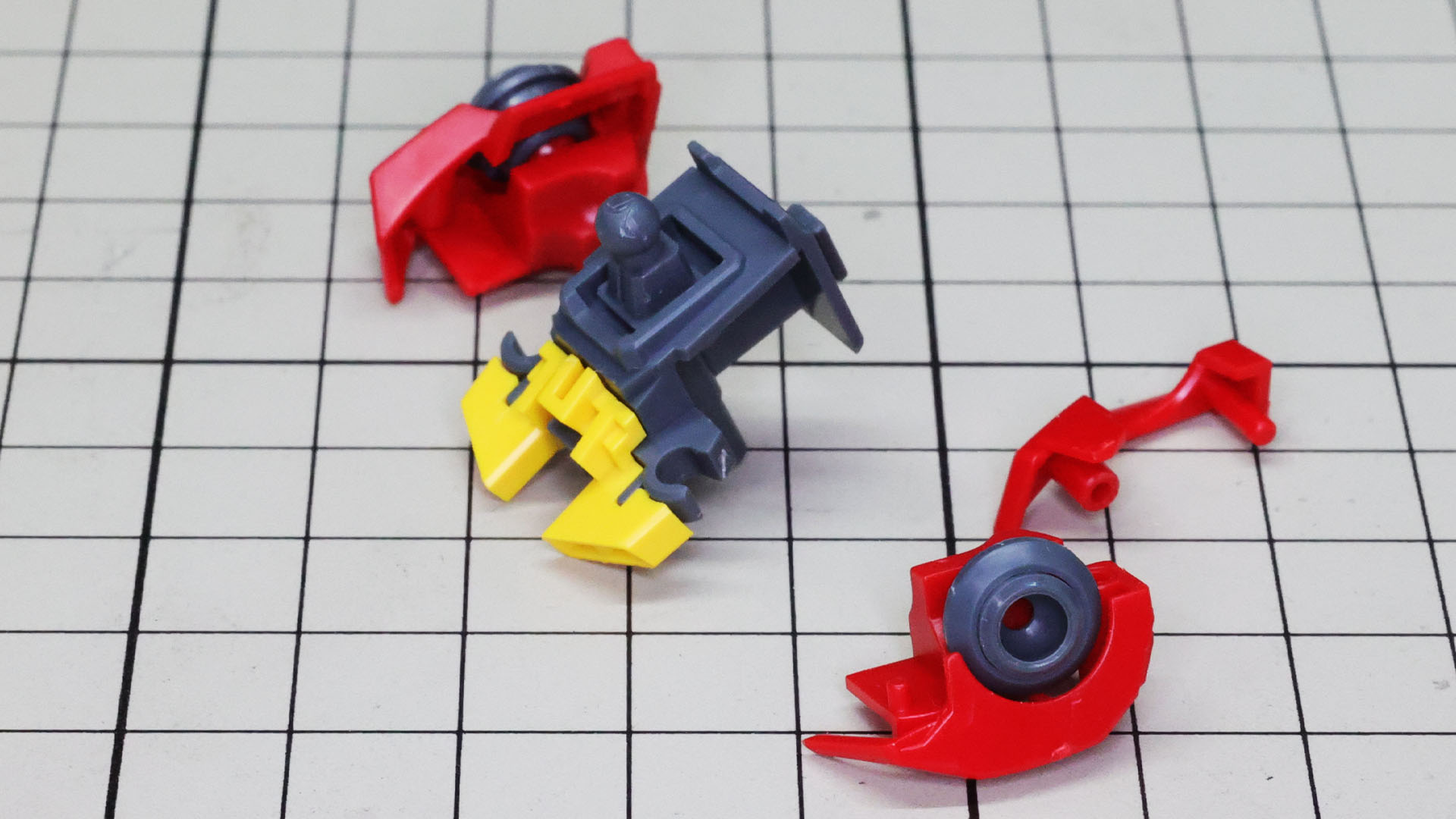 肩の軸受けをポリパーツ＋カバーパーツで実現、それを芯に装甲を取り付けていきます