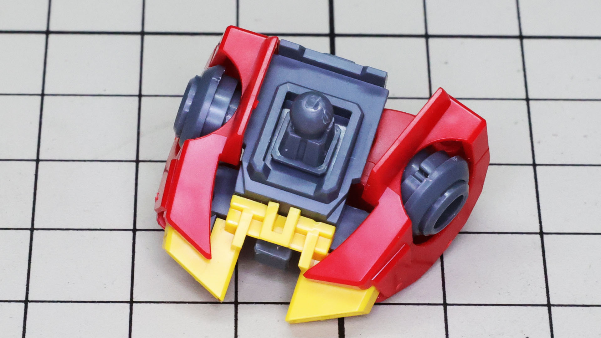 左右の肩はそれぞれ独立可動して前方へのスイング機構も持っています