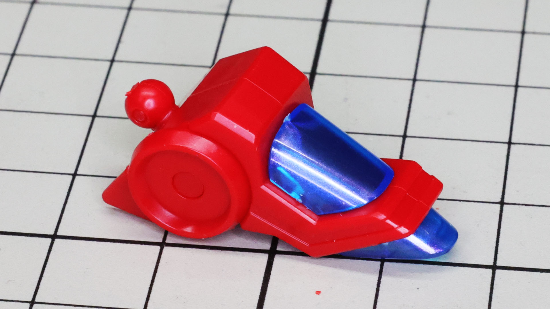 肩の装甲は前後赤いパーツでポリパーツを挟み、クリアパーツ2つで装飾します。このブルーがとてもきれいです