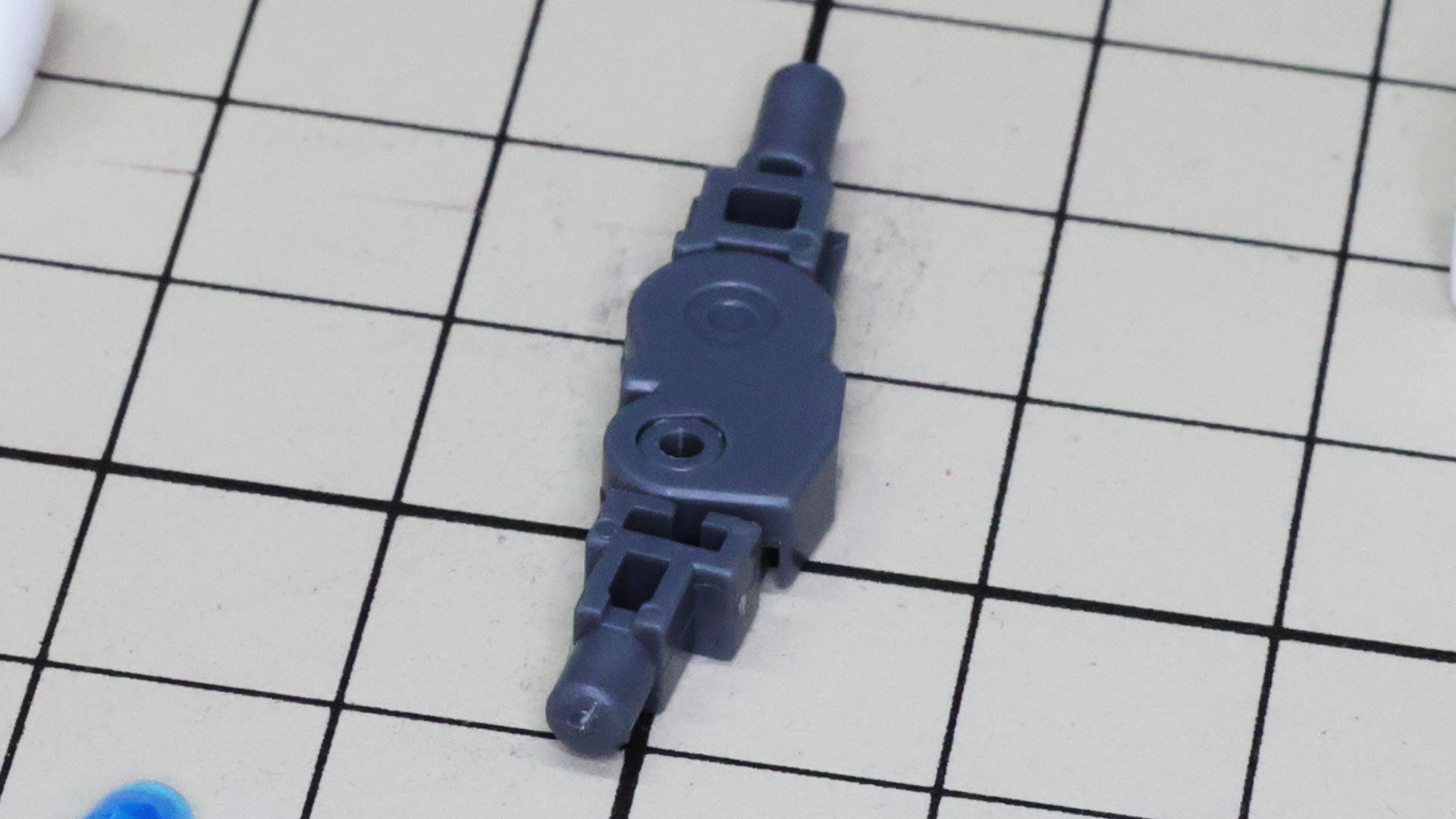 上腕と前腕を結んで組まれる肘のメカフレームは挟み込みではなく片側同士で組まれます。それでも2重関節なのですばらしい可動性能を持ちます