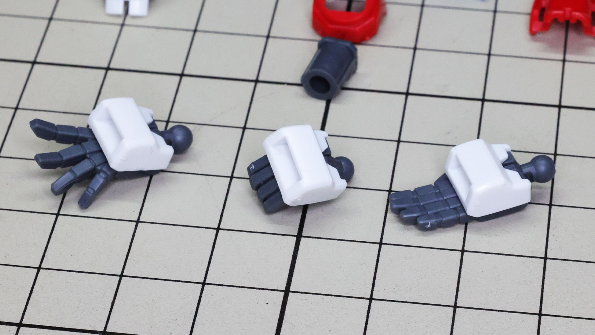 ここではハンドパーツ3種類を組みます。格闘主体の機体のため手刀など表情豊かで楽しいパーツがそろっています