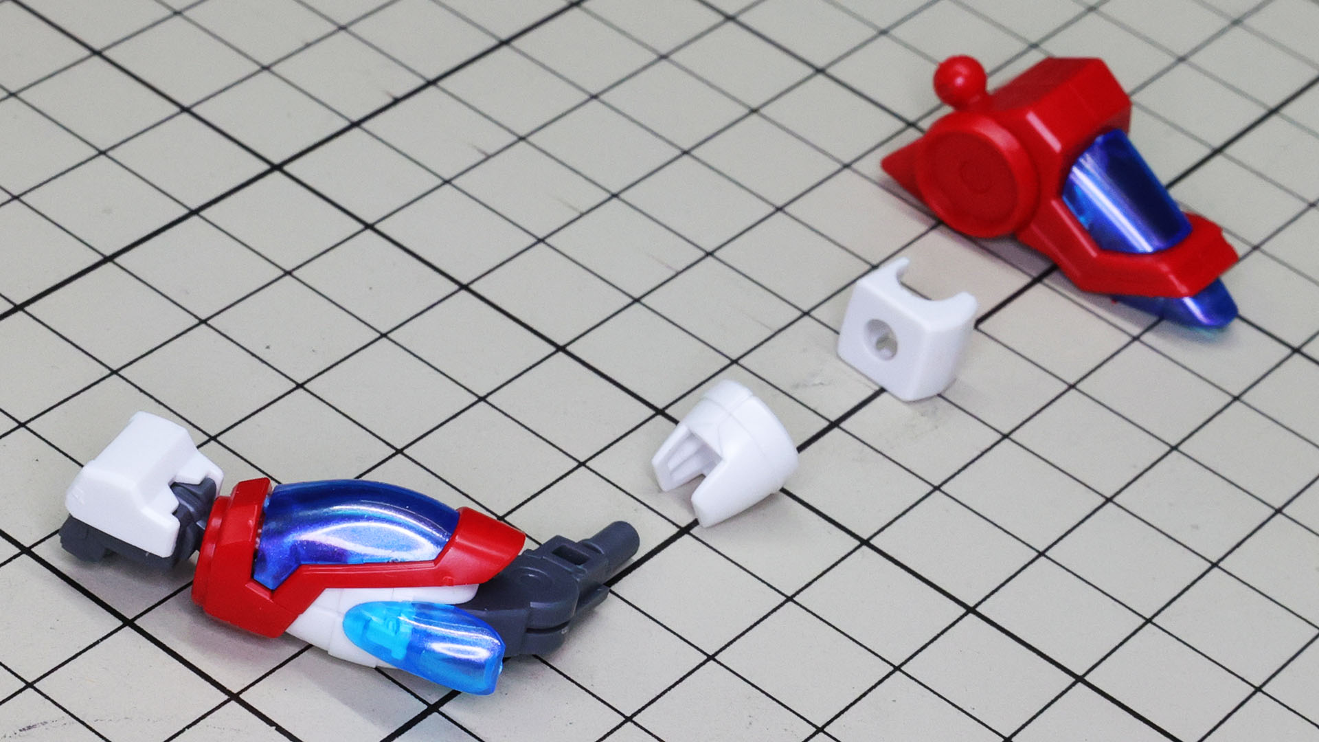 前腕部も凝ったカラーリングとパーツ分けで再現されています。肘関節を中心に前腕・上腕・肩アーマーを接続します