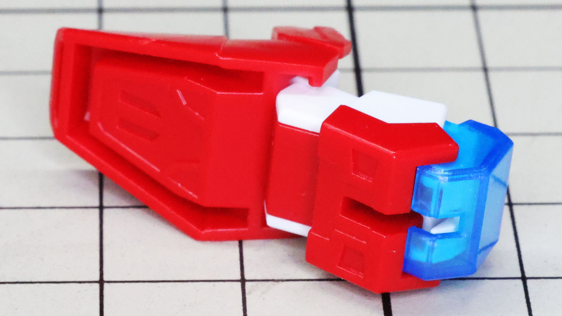 足裏は肉抜きがありつつも、それで破綻することはありません。かかとのスリットはエフェクトを取り付ける軸受けになります