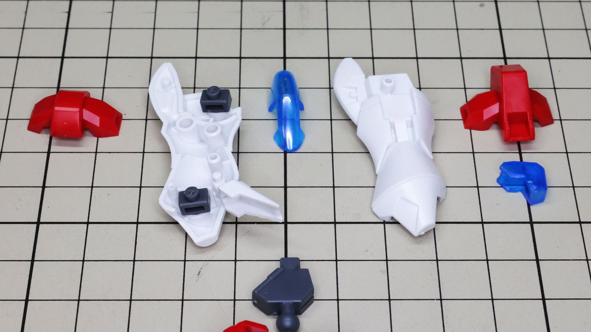 メカフレームではなく上下にポリパーツ関節を持つ脛部は組み立てやすいです