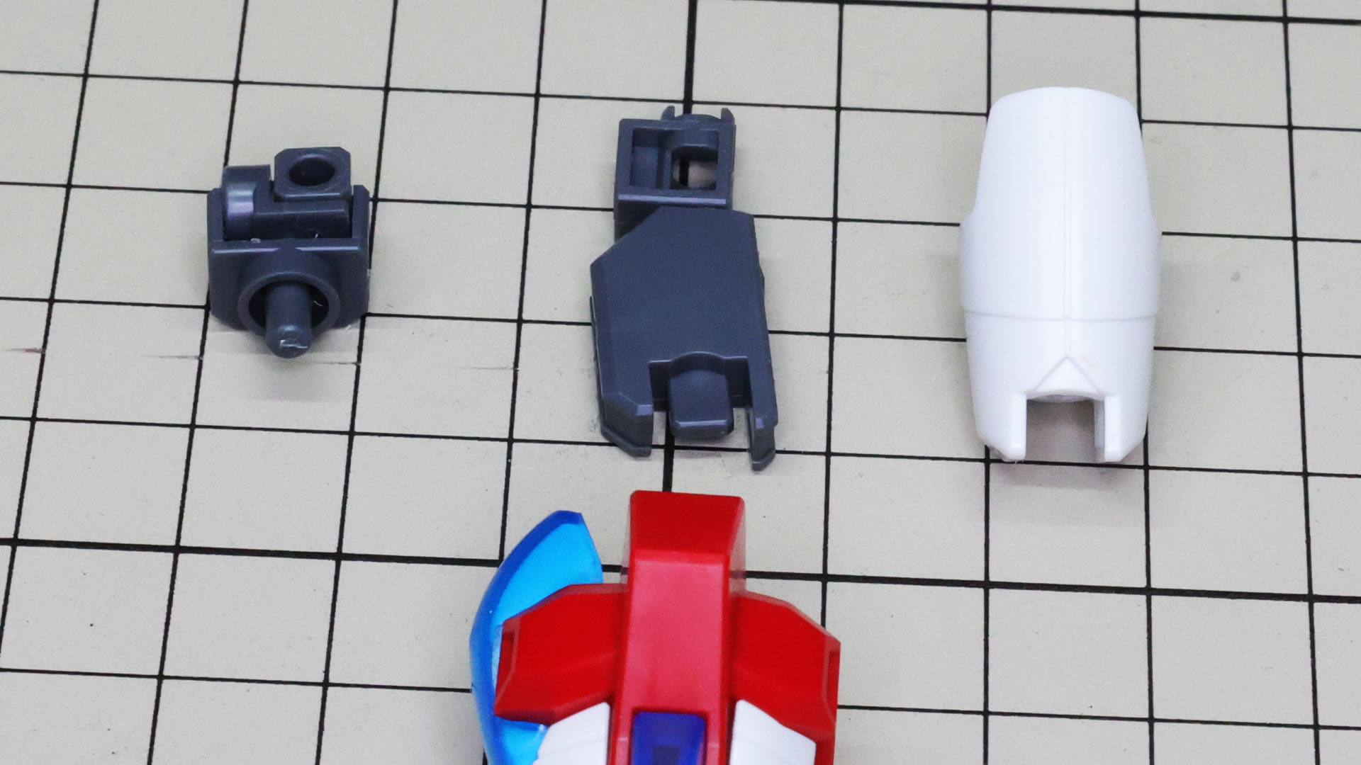 股関節と膝関節はメカフレーム的な印象で、大腿部は1ピース構造でこちらも組みやすいですね