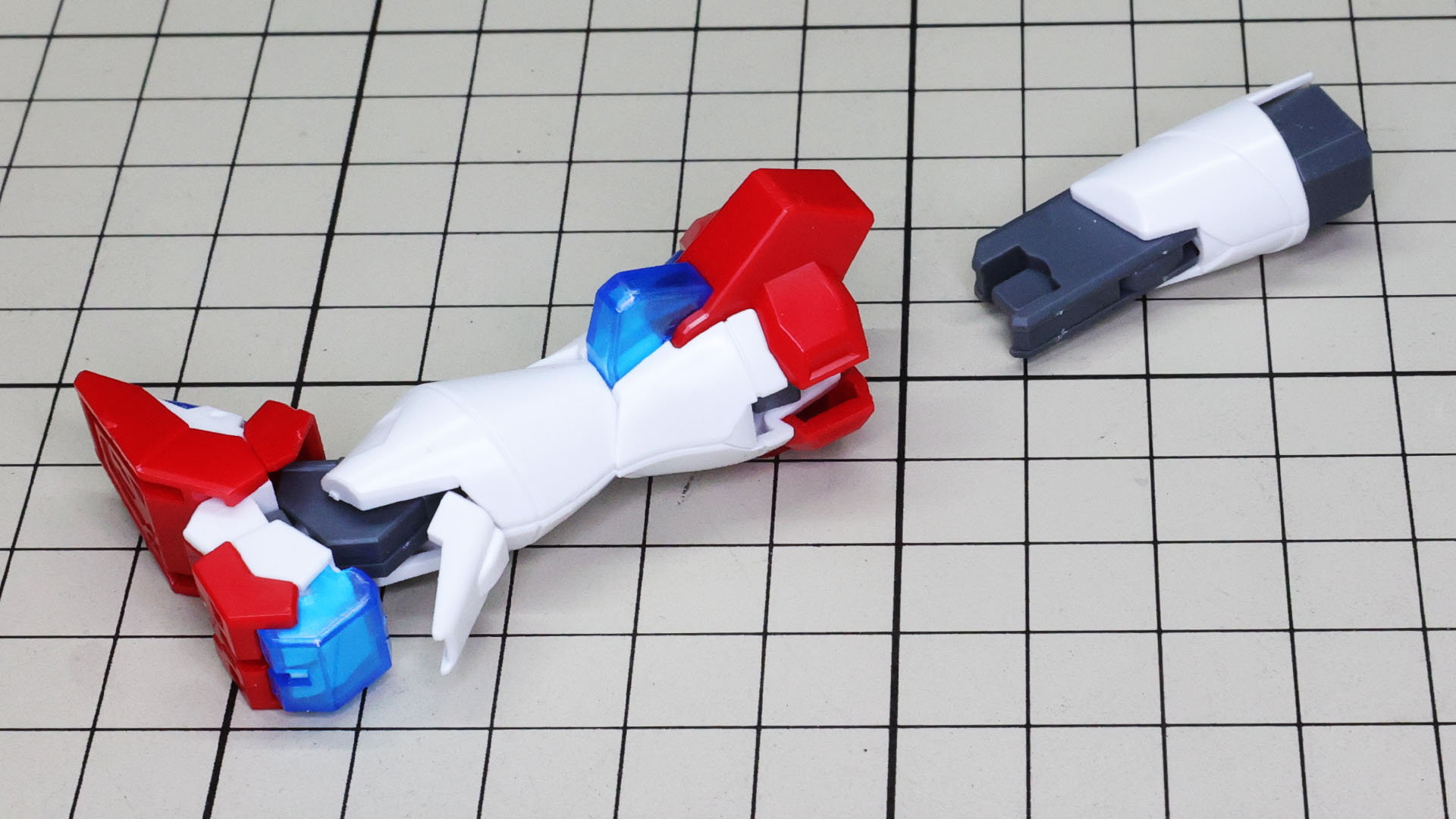 各部位を組み上げて垂直に接続するだけですから塗装もしやすそう！