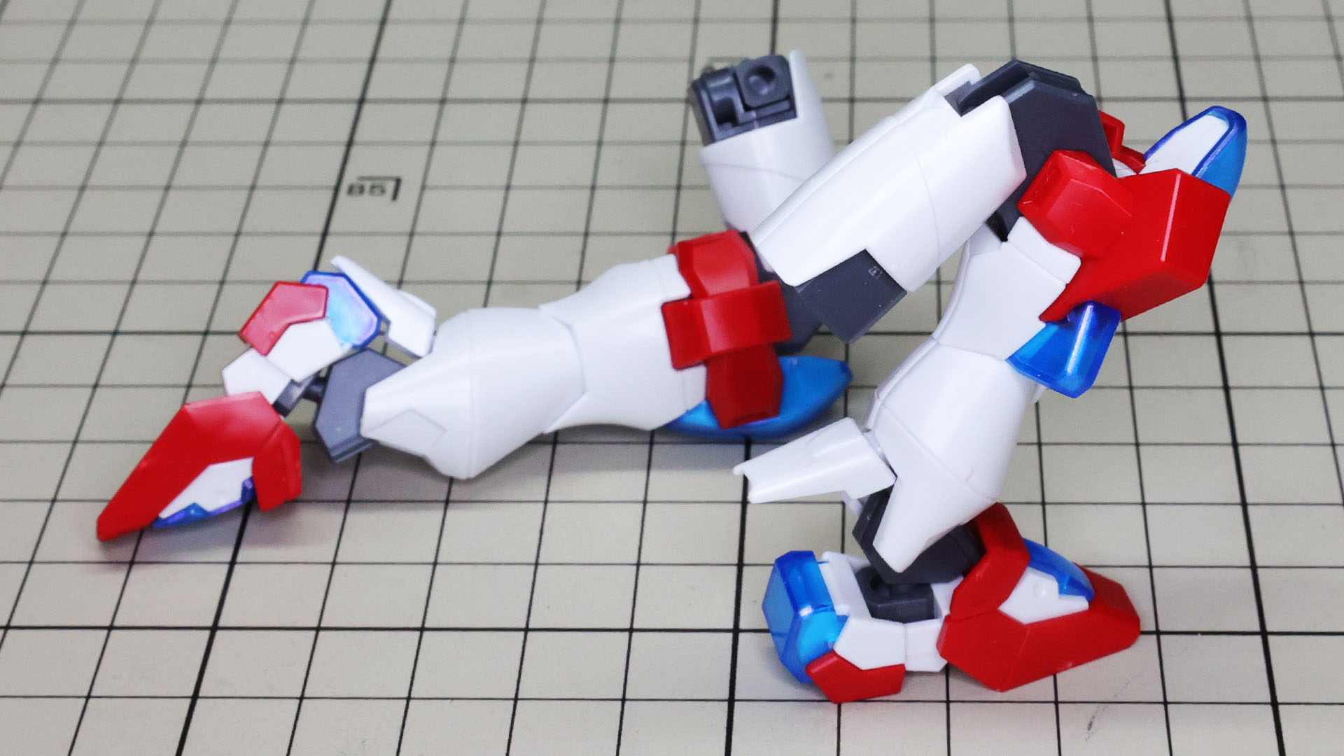 格闘メインの機体ですが、すっきりとしつつ艶やかなイメージもある抑揚のついた脚部です