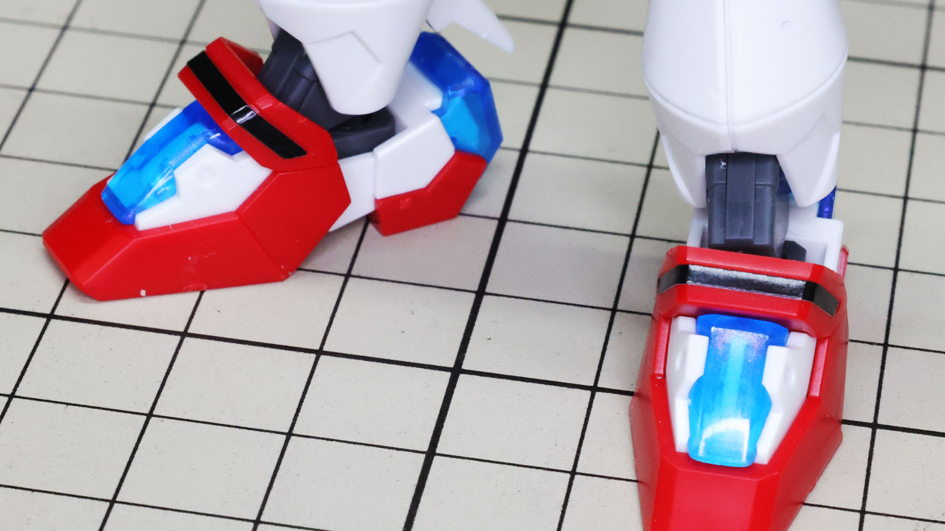 アンクルガードに黒ラインシールを貼りこんで完成です