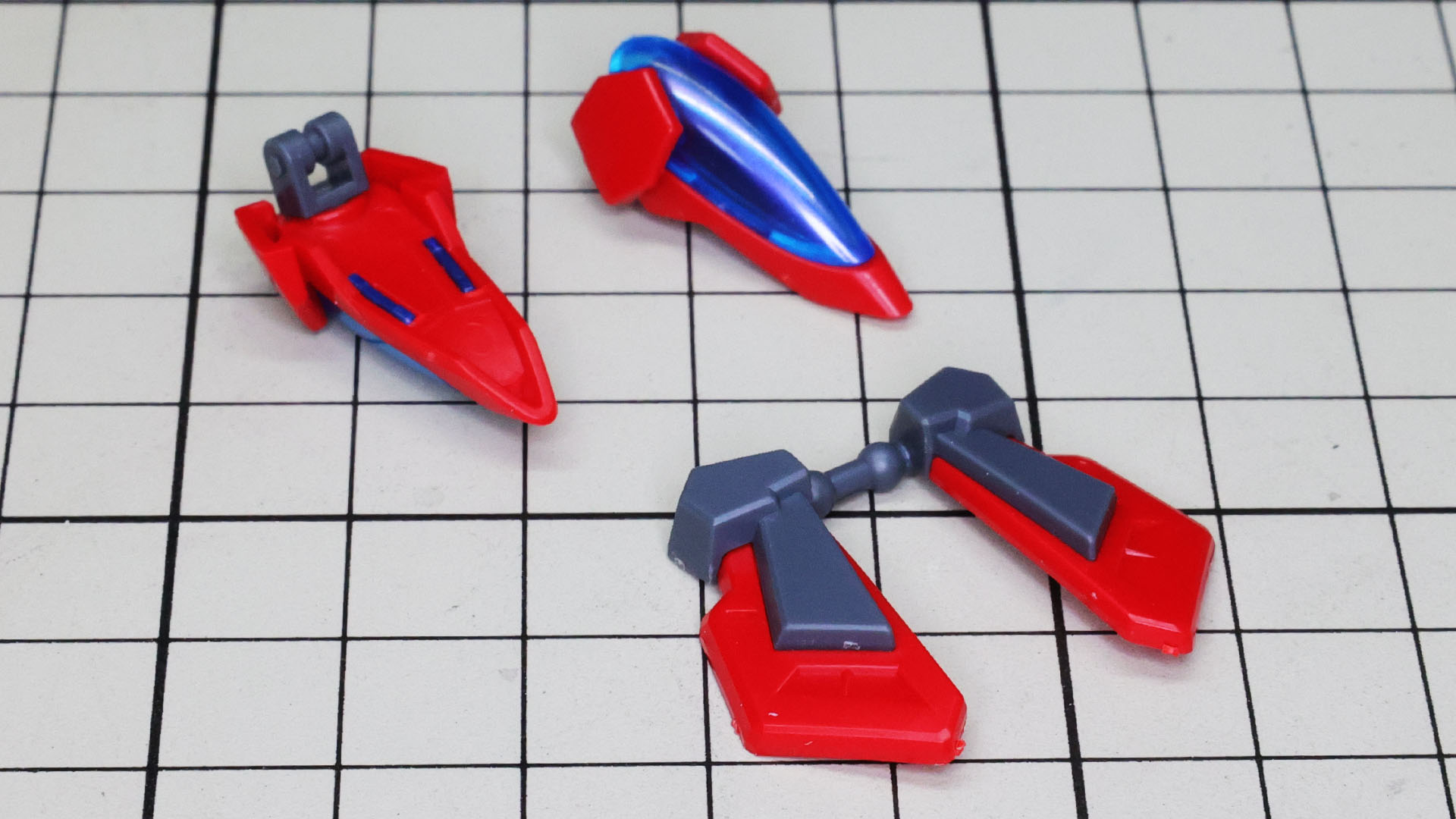 上はサイドアーマー、下はフロントアーマー。それぞれ複数のパーツでカラフルなディテールが楽しめます