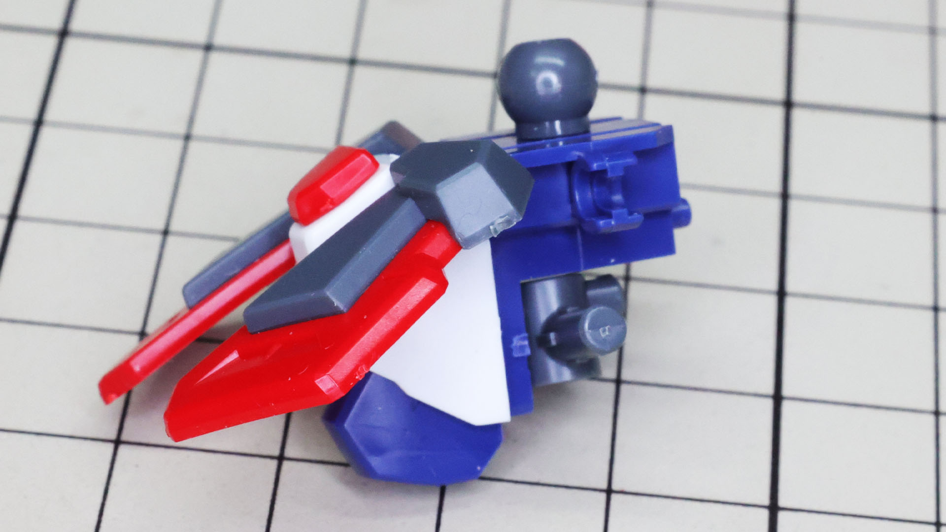 コアとなる股関節はポリパーツでのボールジョイント、別パーツ化された股関節の軸を持ち、凝った作りです