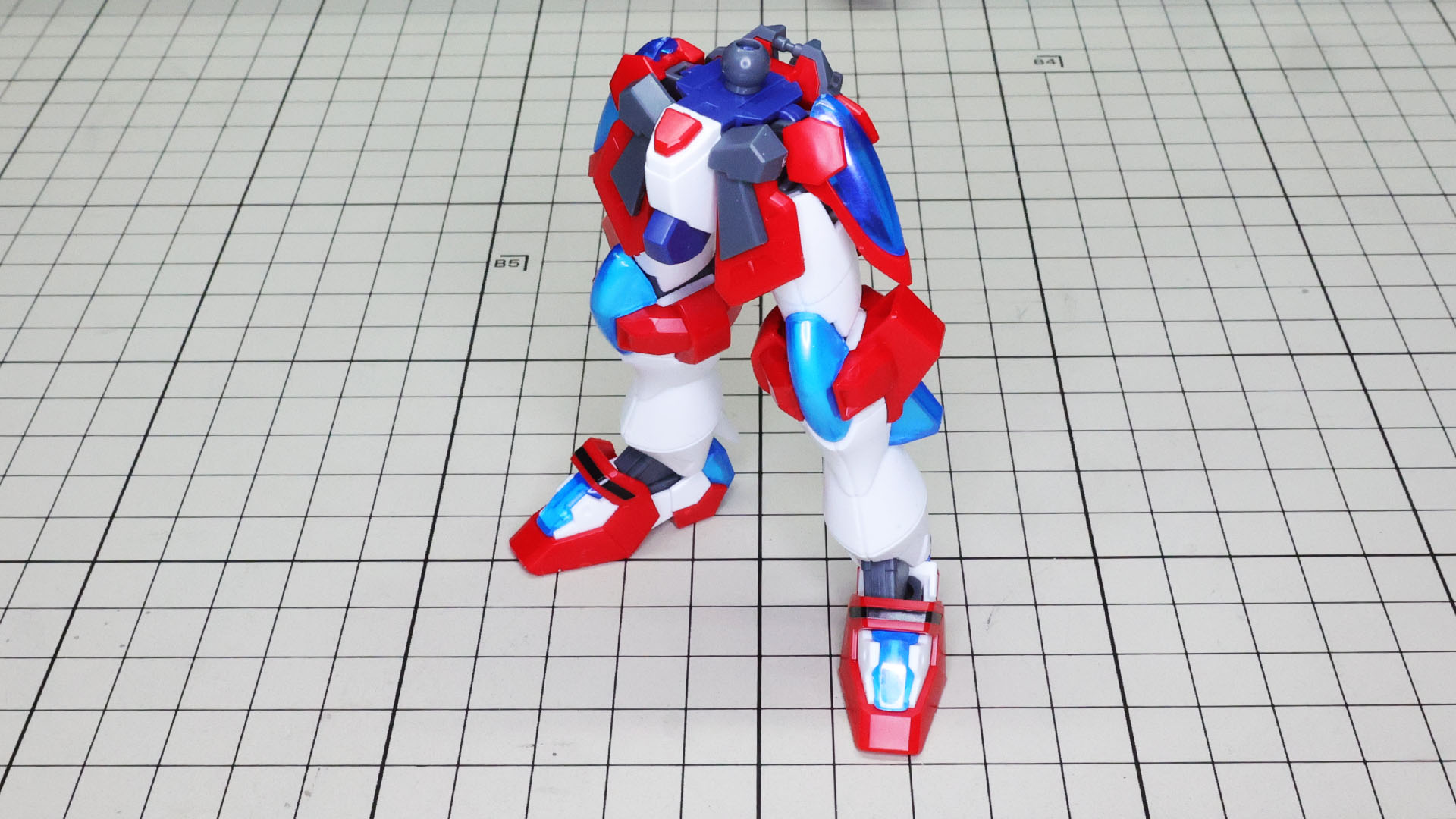 脚部とサイドアーマーを接続しました。すごい密度です！