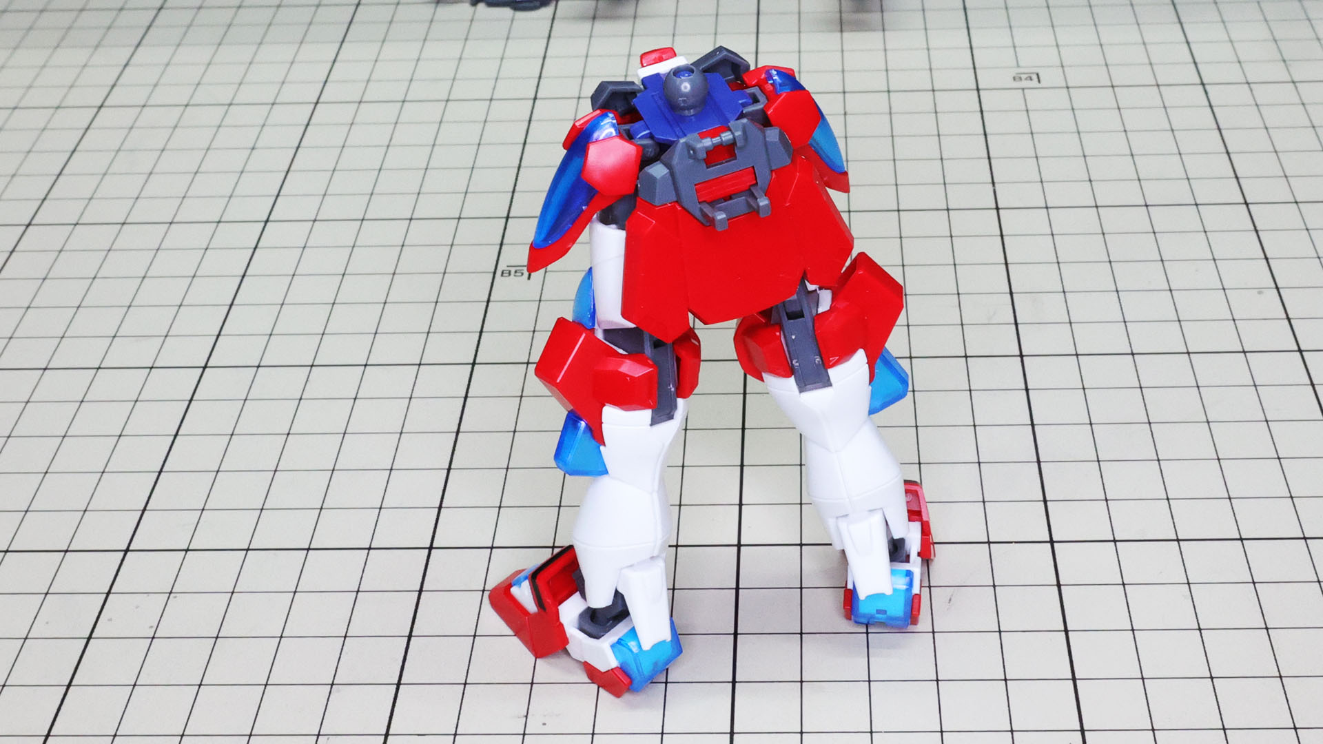 さらに腹部のパーツも追加して上半身とドッキング！