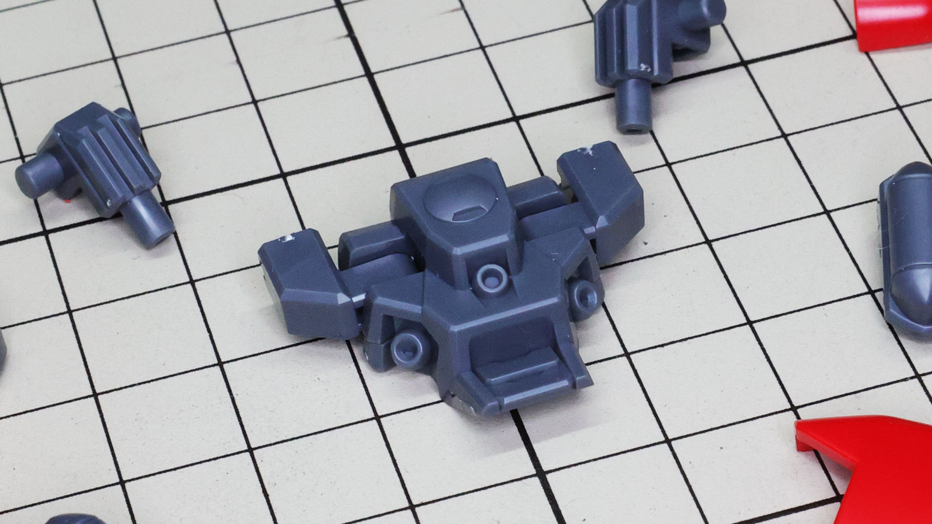 バックパック中央部はウイングを接続するアームを組み込みます