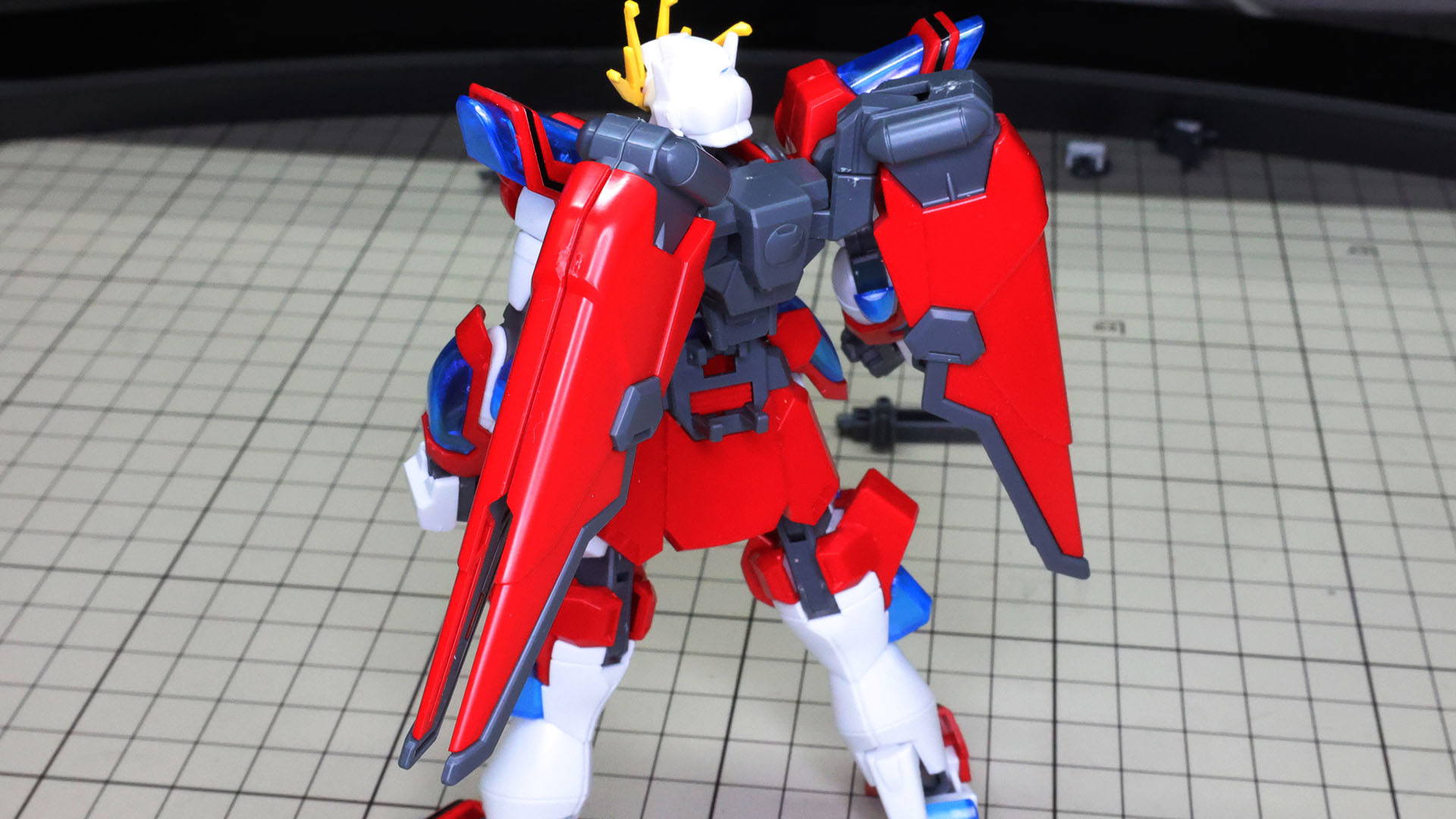 マスターガンダムをモチーフとしたウイングがデザインされています