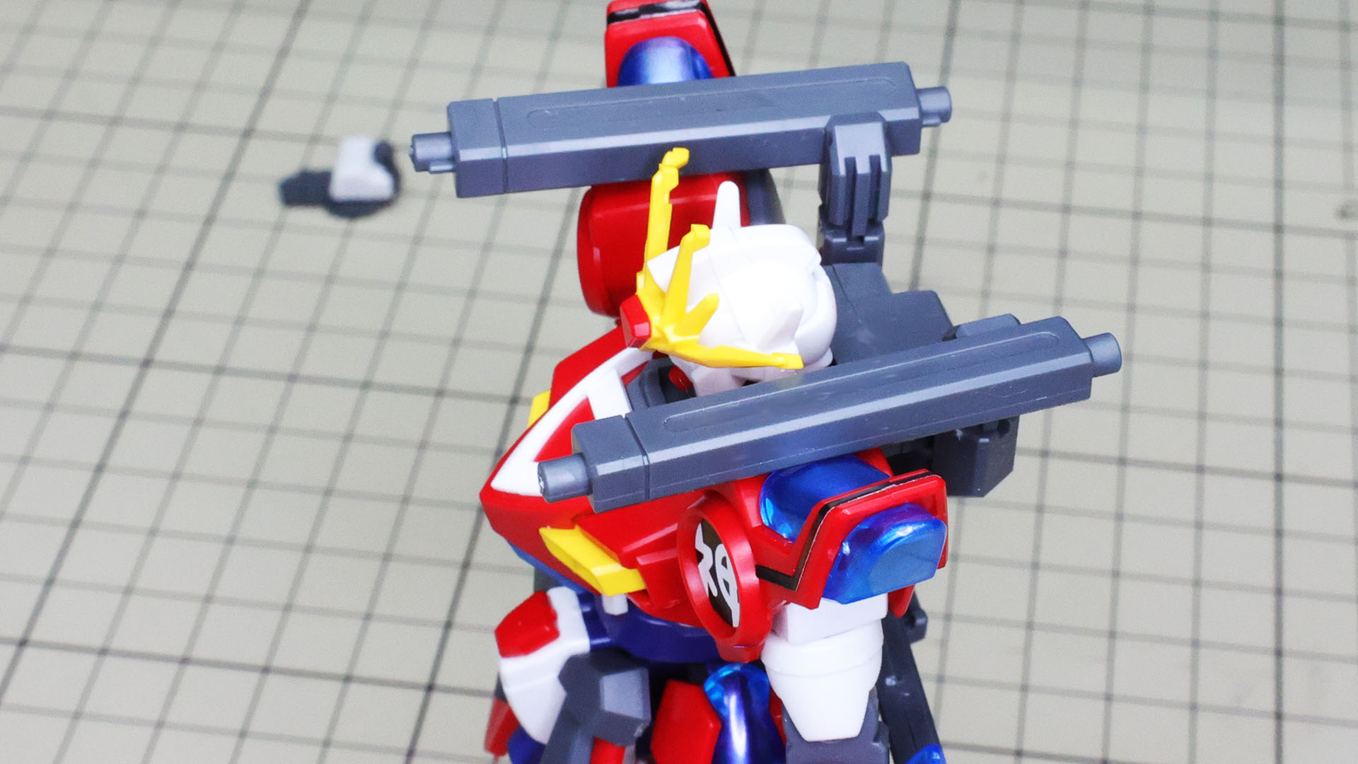 機体をマントで覆う状態にするためにアームが付属します