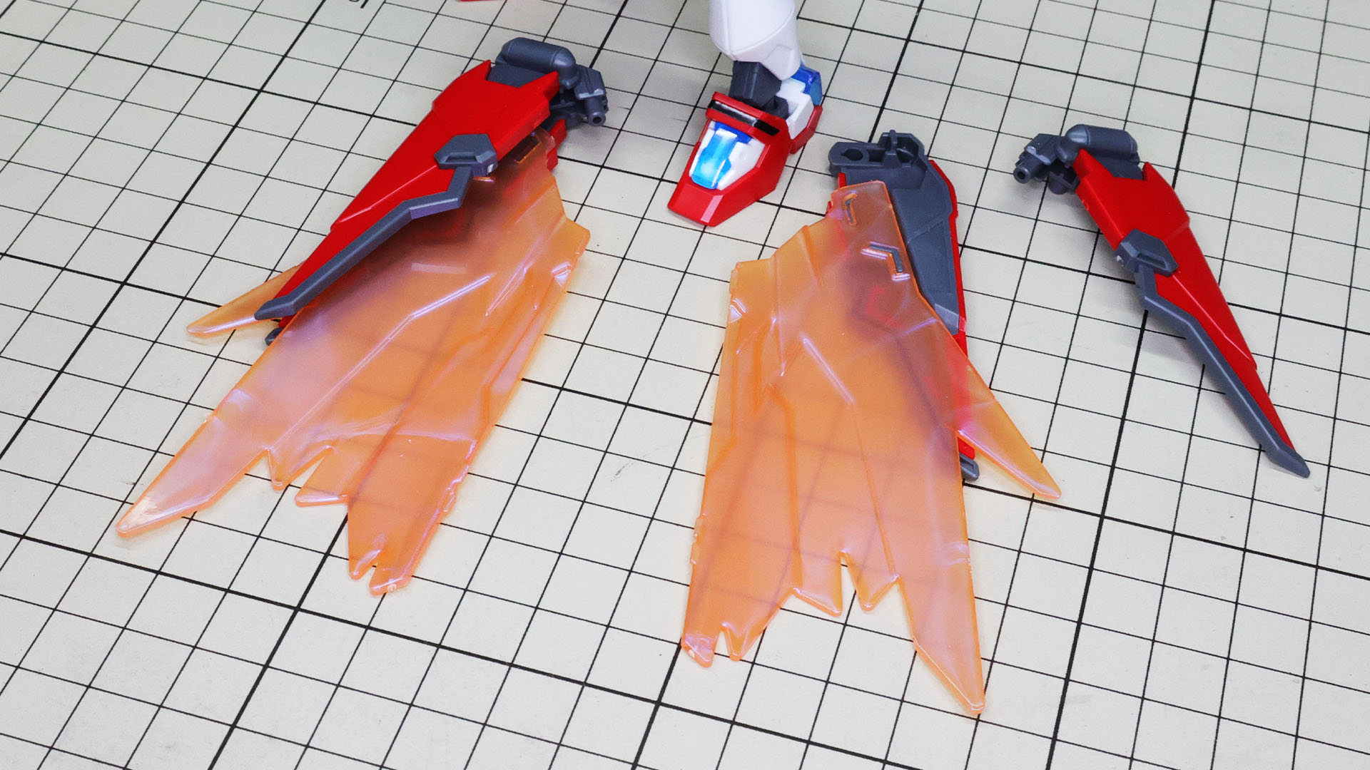 片側につき1枚のマントを付けた状態を「ウイングバーニング攻の形」といいます