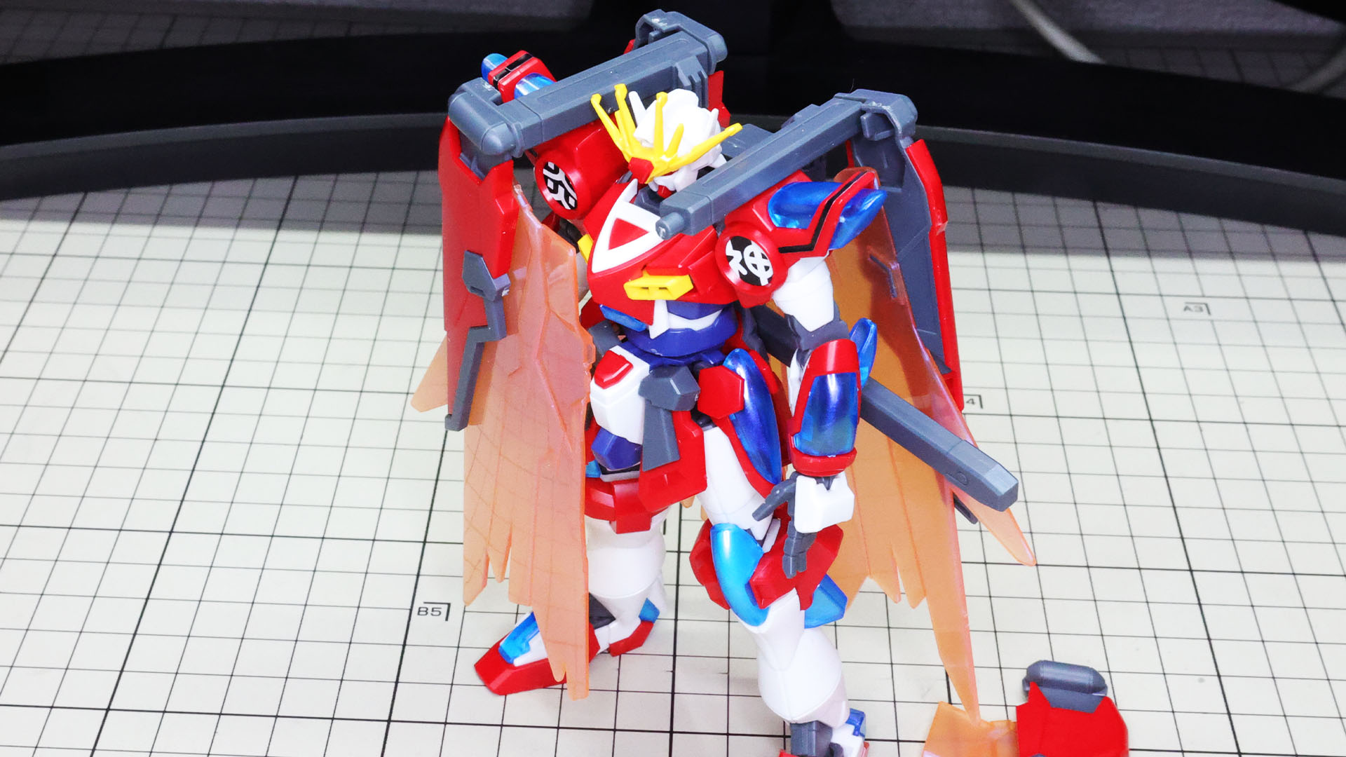 アームの前後にウイングを接続します