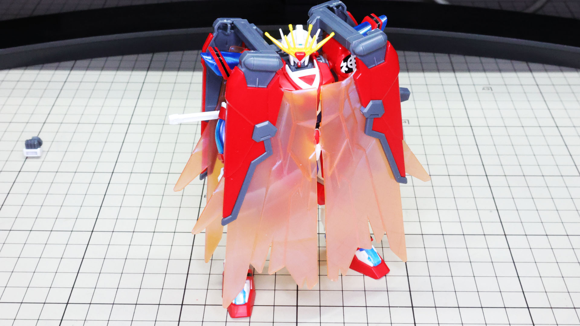 マスターガンダムを彷彿とさせるマントの展開状態となります