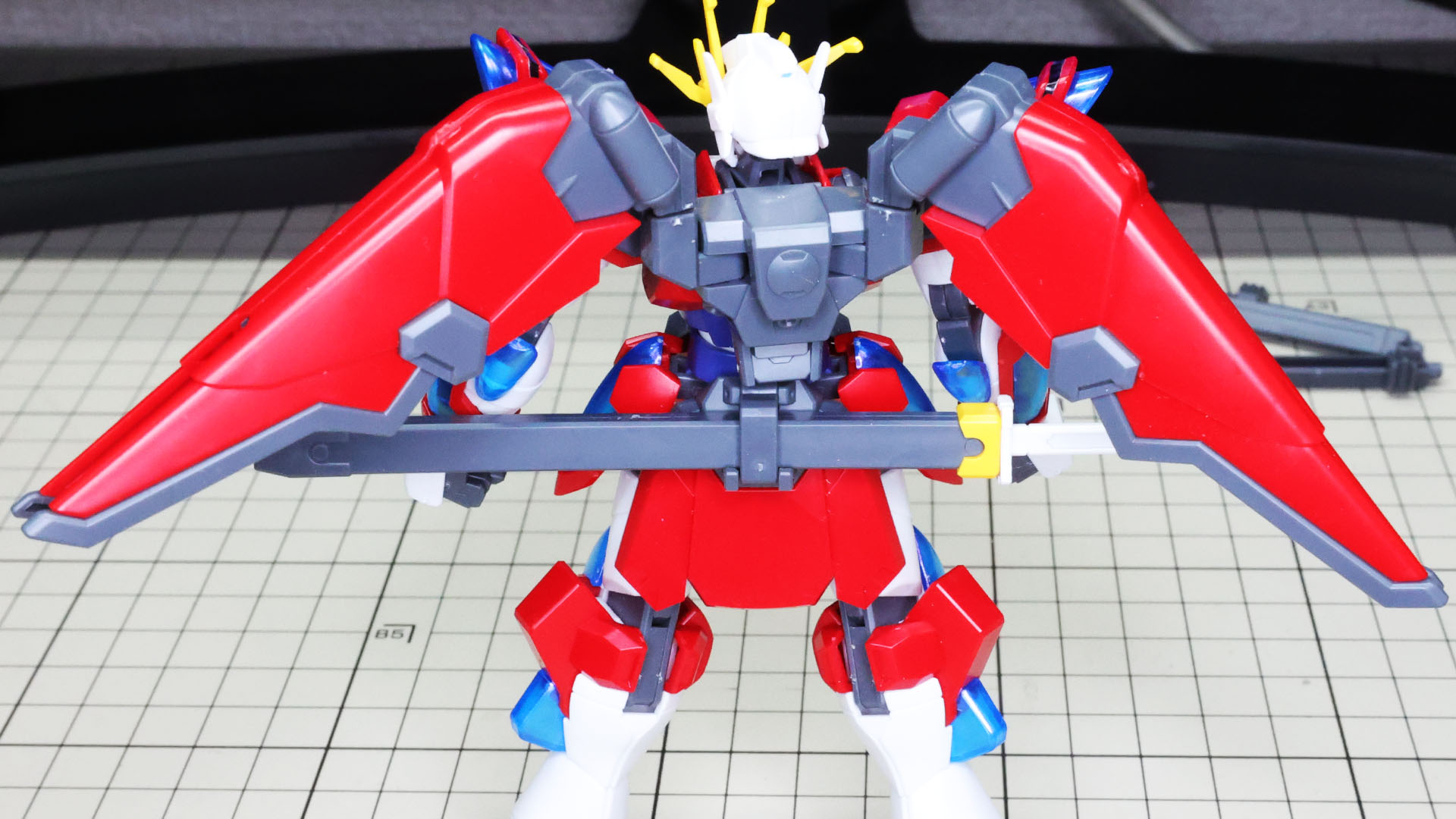 太刀は鞘ごと腰にマウントできます