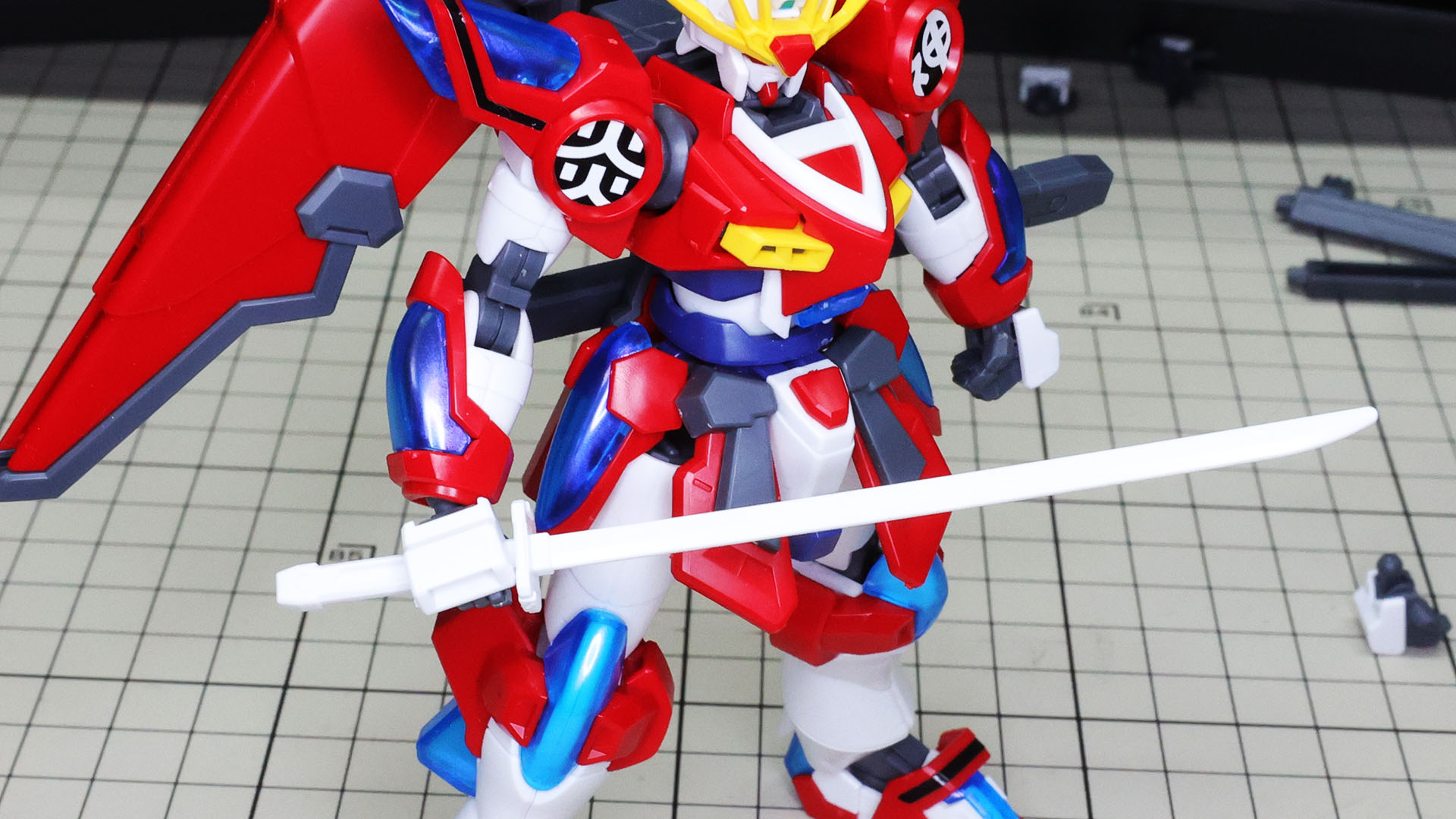 手の甲をいったん外して太刀を持たせます